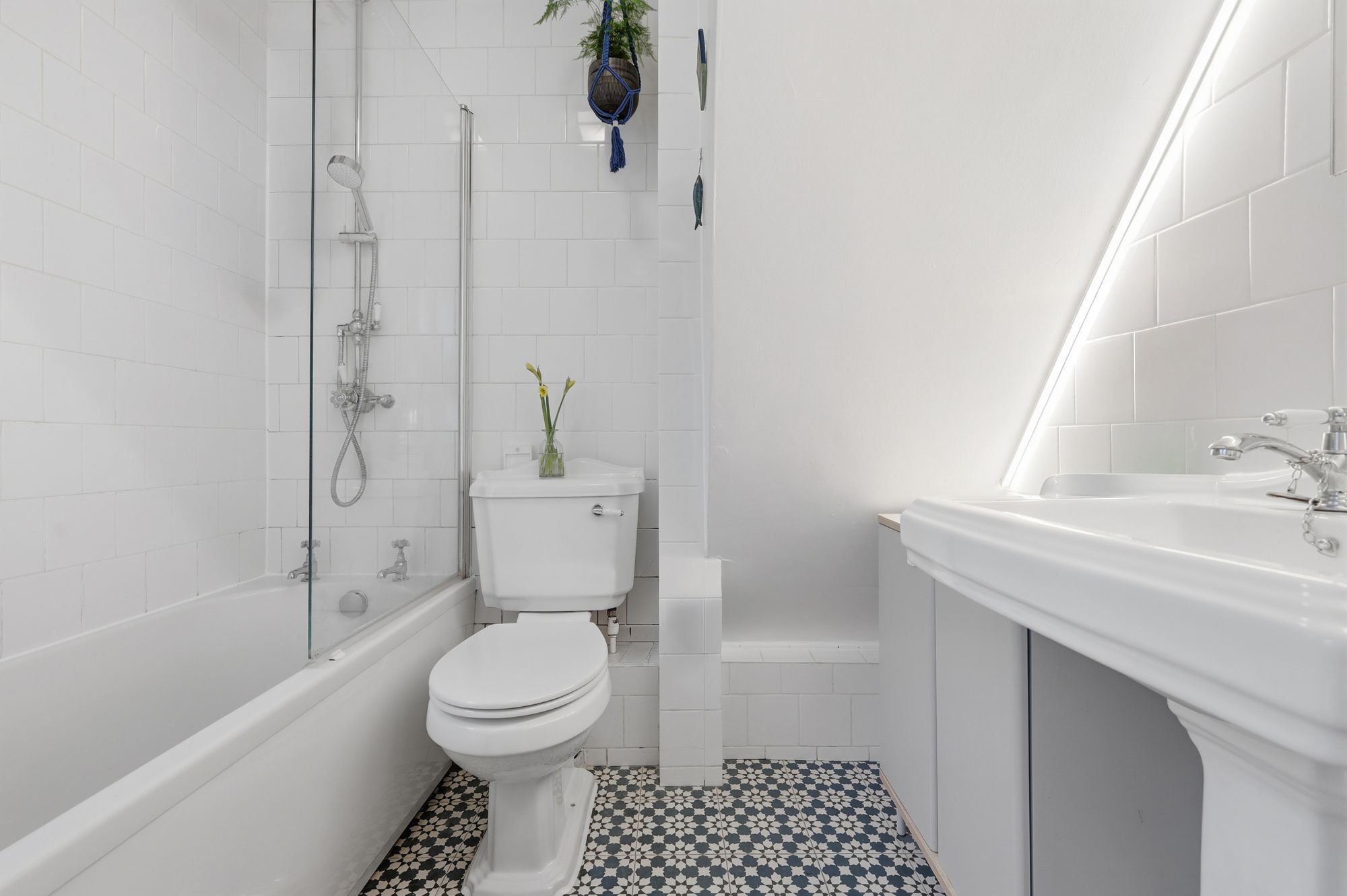 2 bed ground floor flat for sale in Murchison Road, Leyton, E10 12