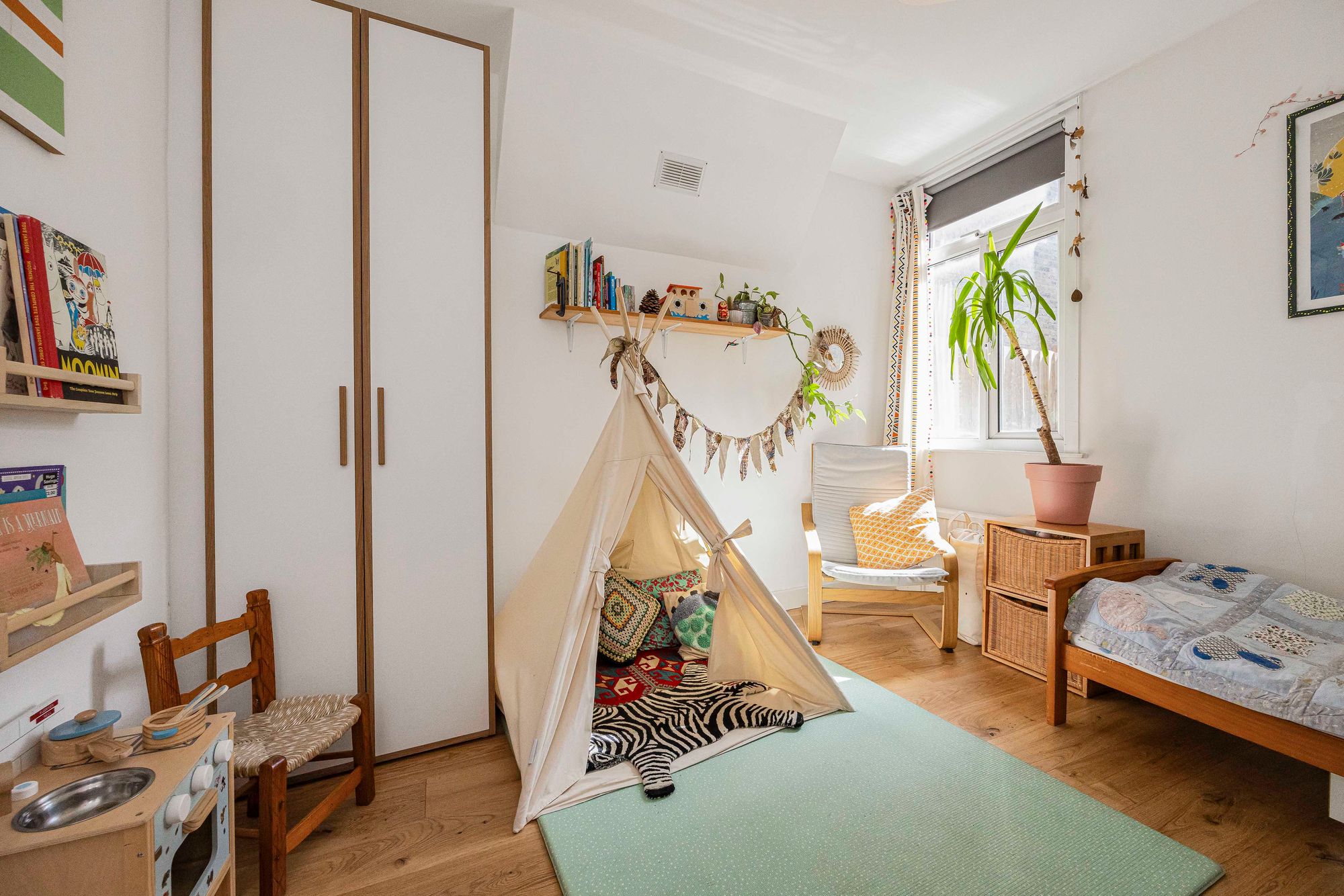 2 bed ground floor flat for sale in Hainault Road, Leytonstone, E11  - Property Image 3