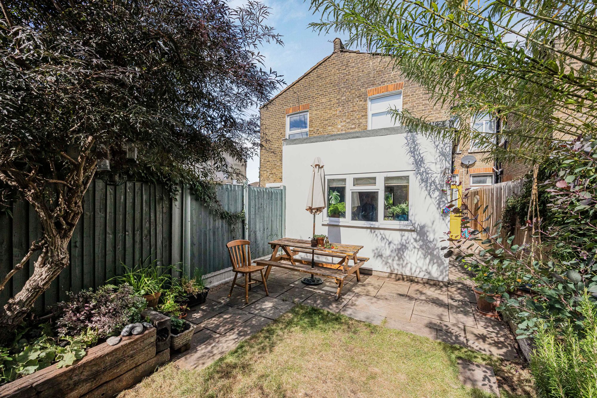 2 bed ground floor flat for sale in Hainault Road, Leytonstone, E11 11