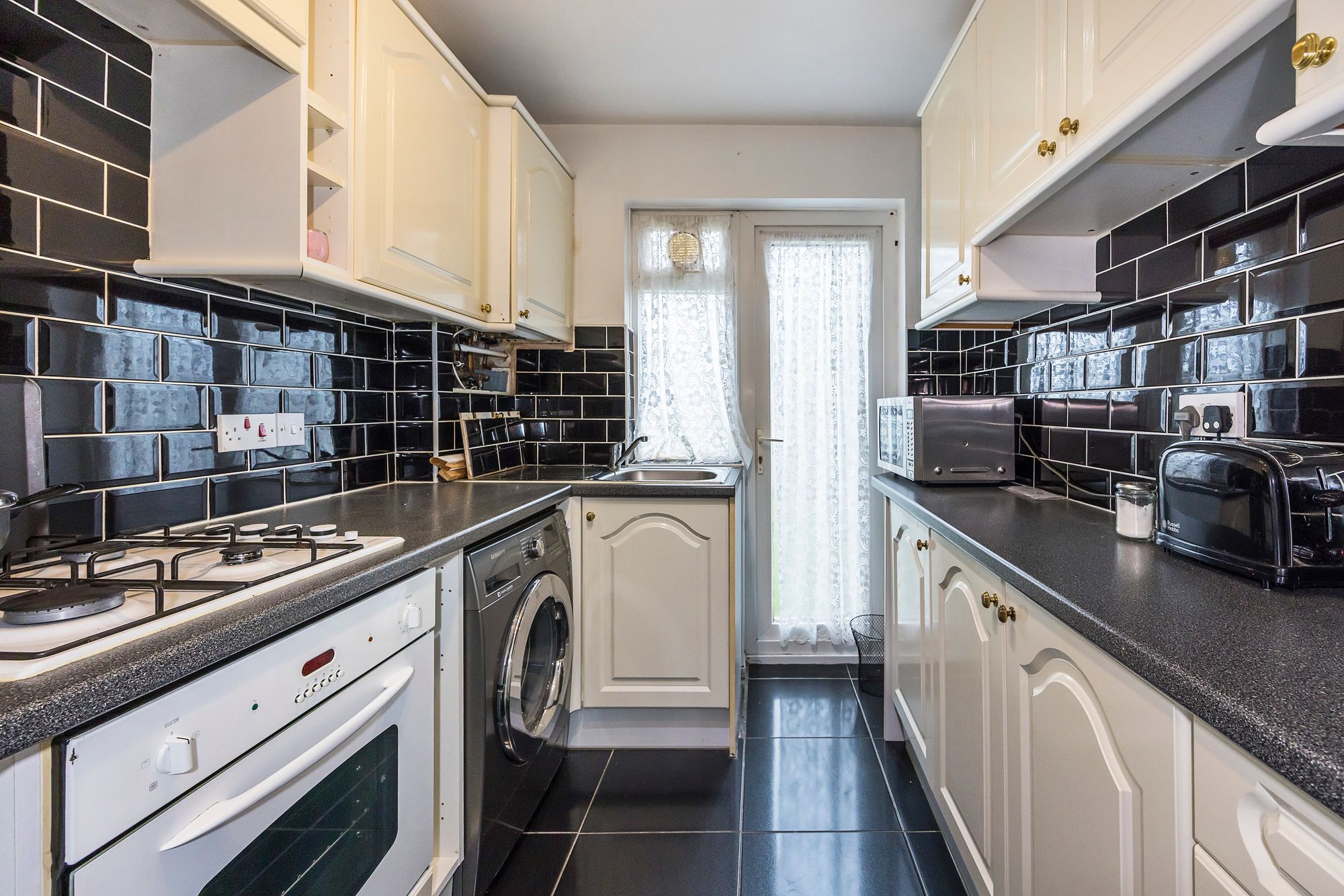 2 bed flat to rent in Brunswick Road, London, E10 8