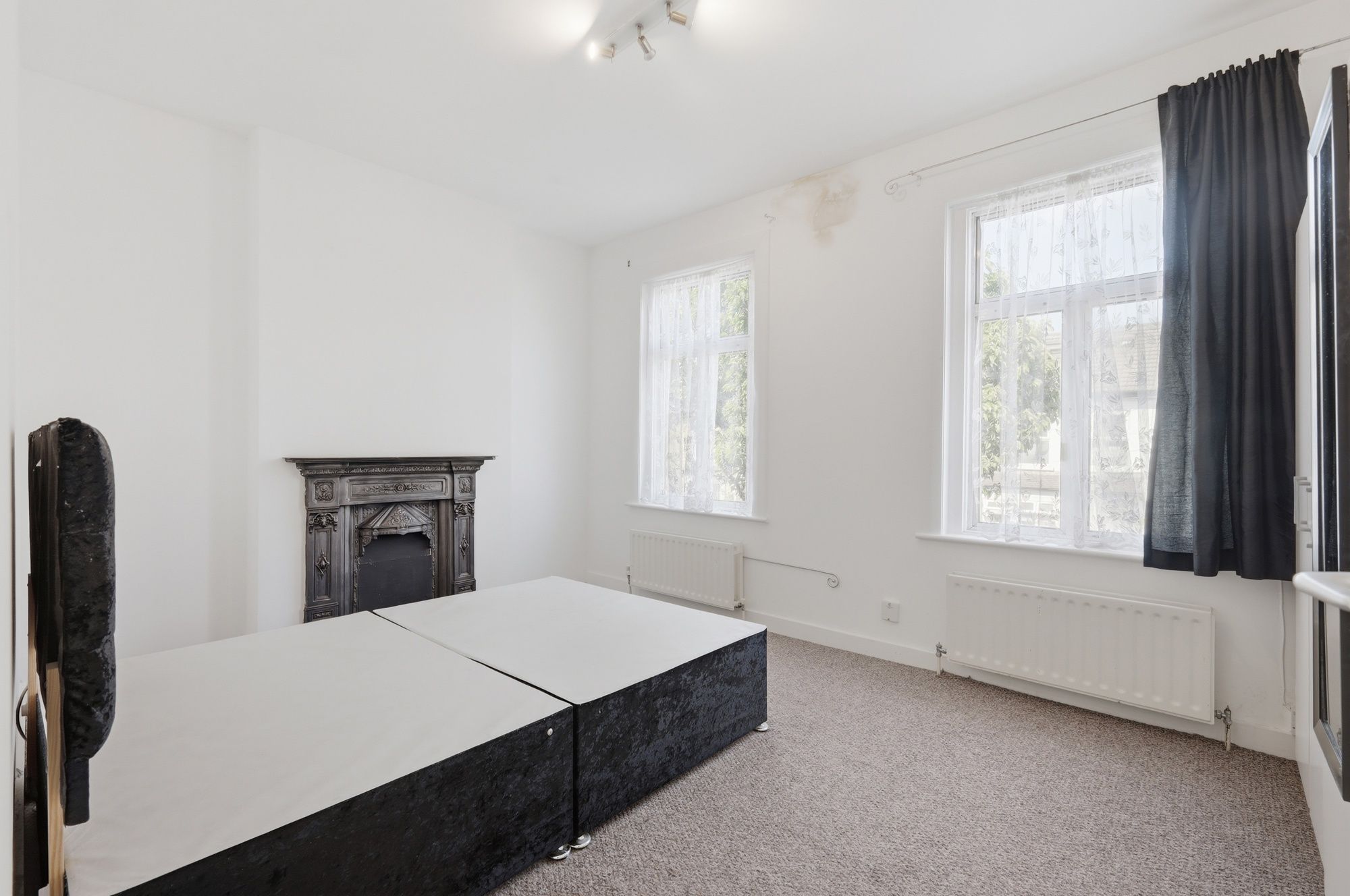 2 bed flat for sale in Leslie Road, Leytonstone, E11 8