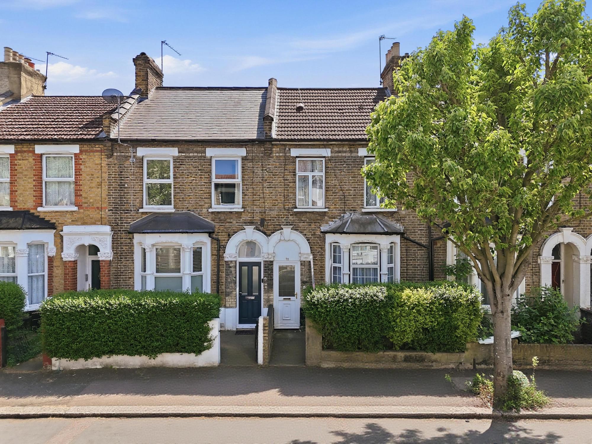 2 bed flat for sale in Leslie Road, Leytonstone, E11  - Property Image 1