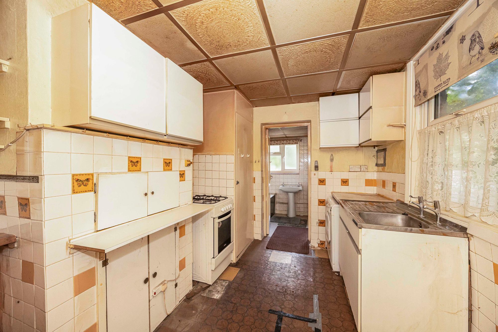 3 bed mid-terraced house for sale in Carnarvon Road, London, E18  - Property Image 2