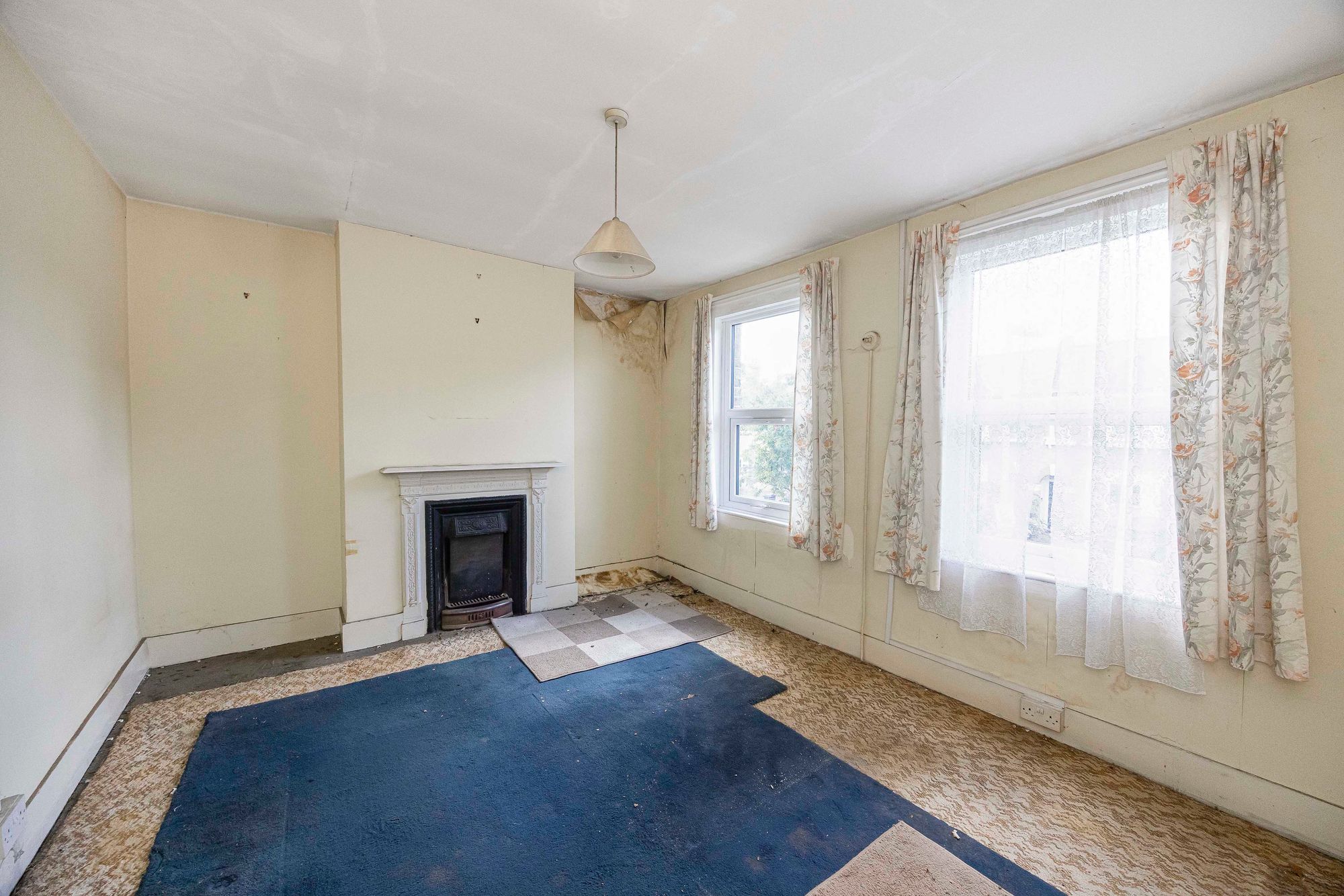 3 bed mid-terraced house for sale in Carnarvon Road, London, E18 10