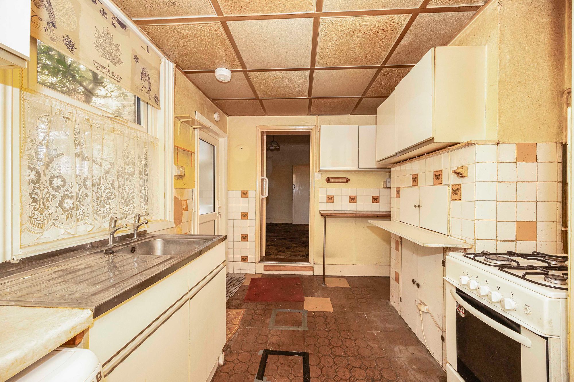 3 bed mid-terraced house for sale in Carnarvon Road, London, E18  - Property Image 4