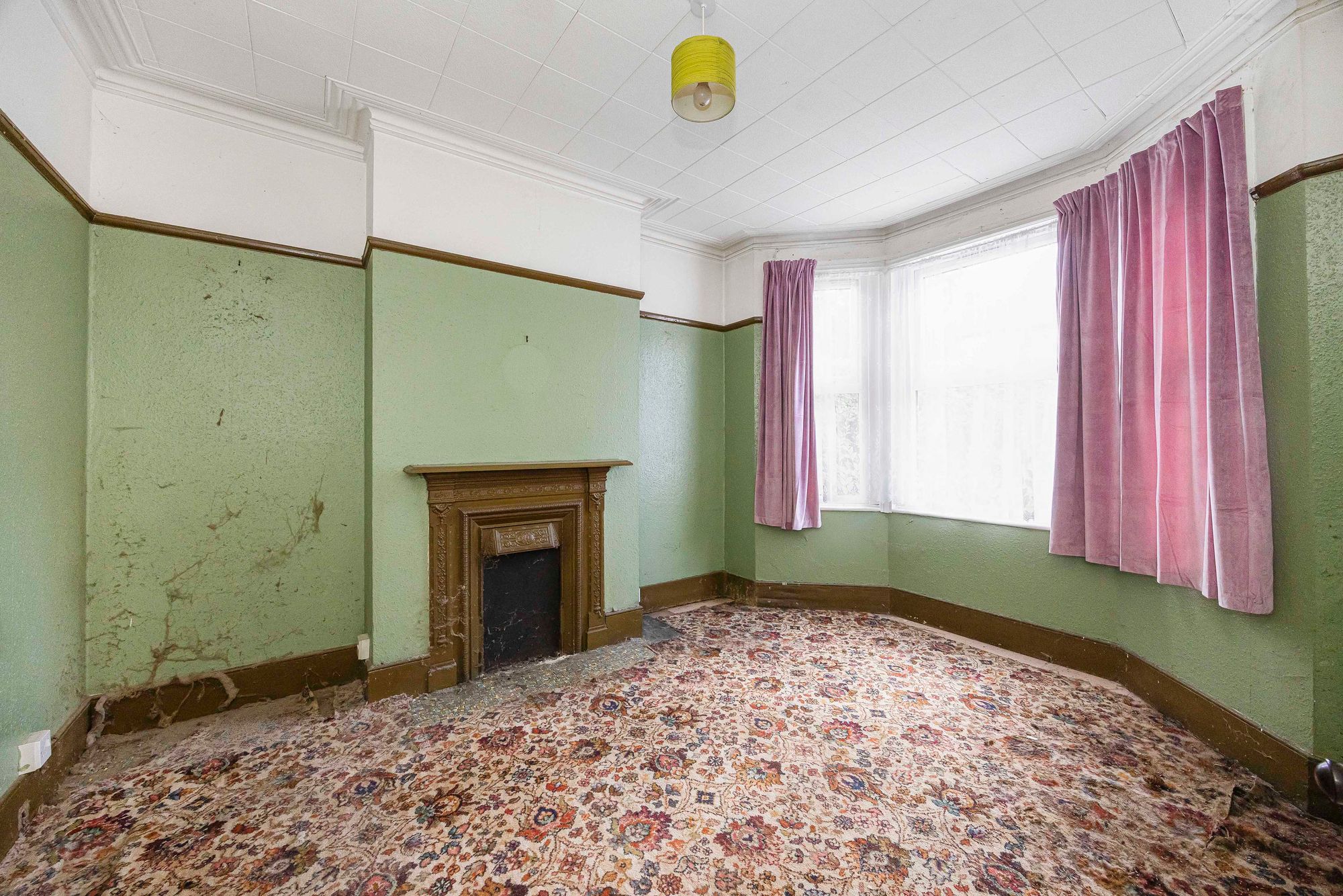 3 bed mid-terraced house for sale in Carnarvon Road, London, E18 4