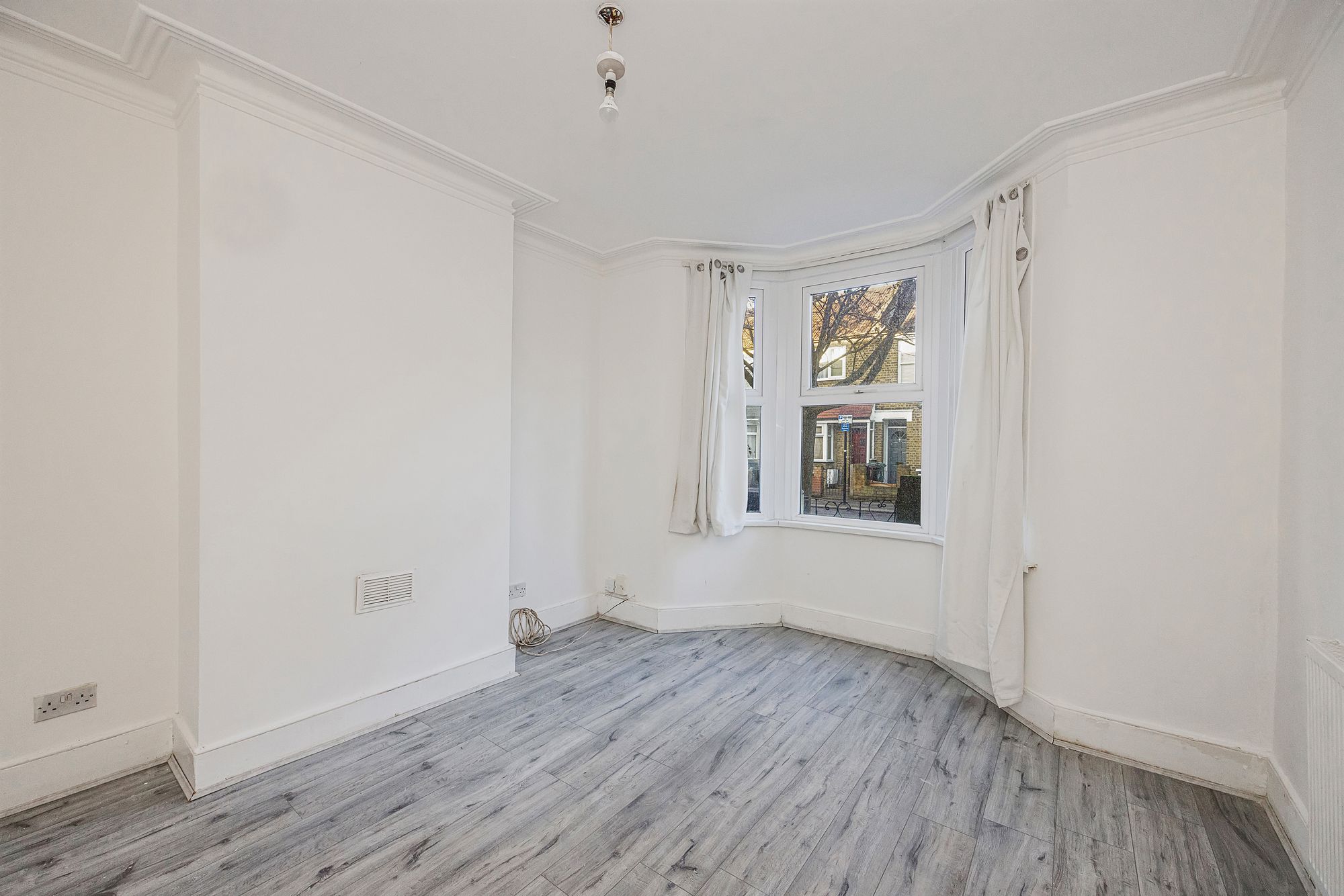 3 bed end of terrace house for sale in Five Oaks Lane, Chigwell, IG7 2