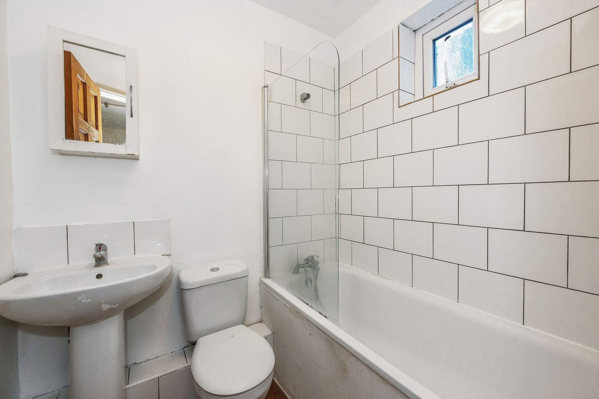 3 bed end of terrace house for sale in Five Oaks Lane, Chigwell, IG7 7