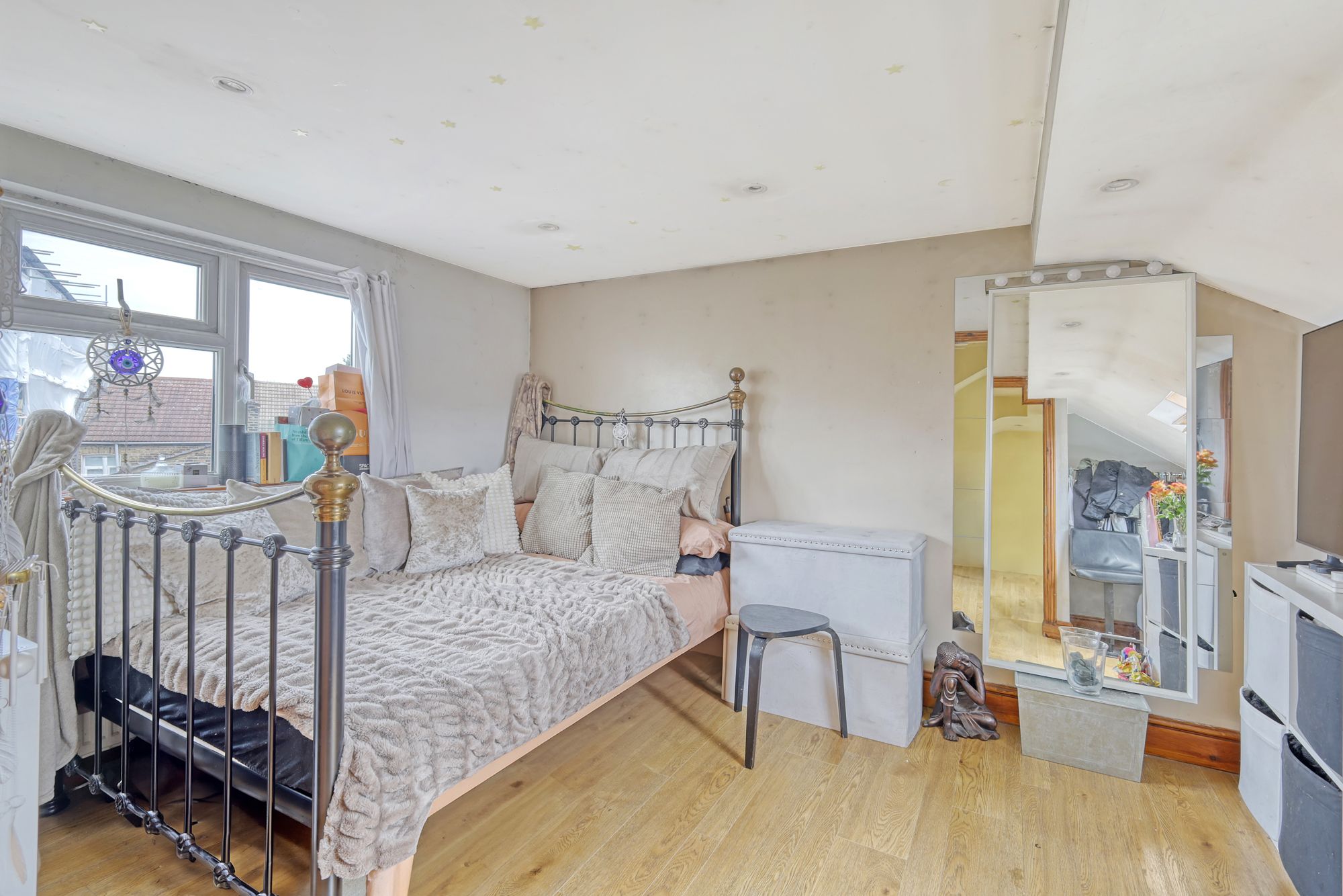 4 bed terraced house for sale in Leslie Road, London, E11  - Property Image 17