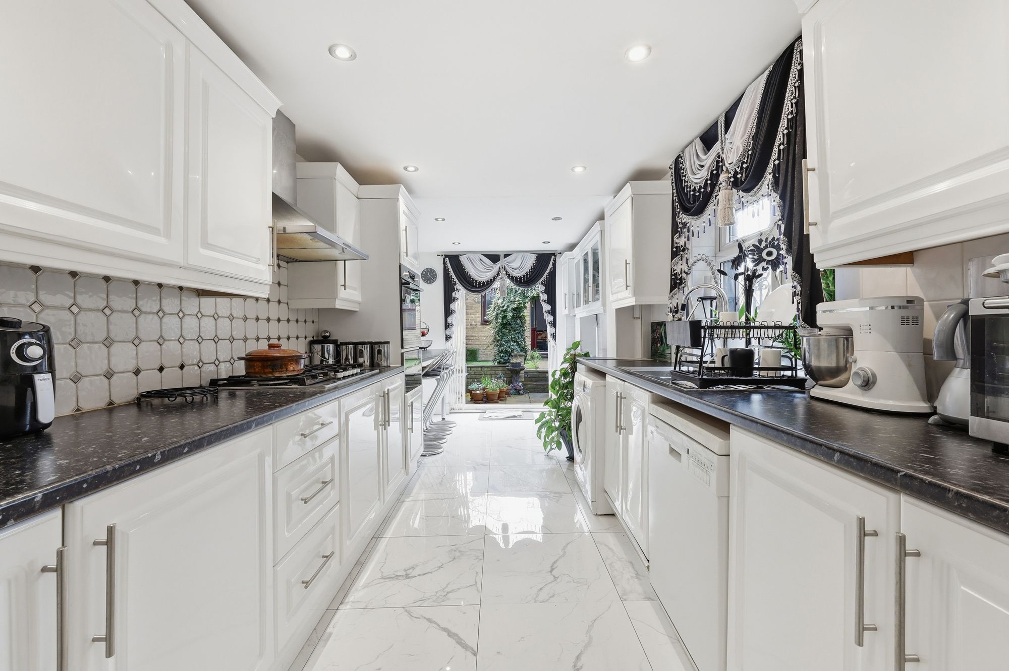 6 bed mid-terraced house for sale in Capworth Street, Leyton, E10  - Property Image 6