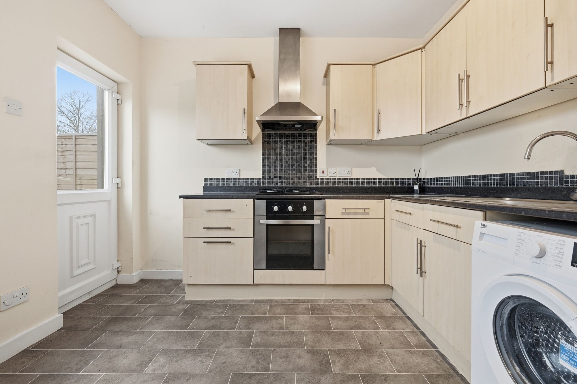2 bed flat for sale in Leslie Road, Leytonstone, E11  - Property Image 2