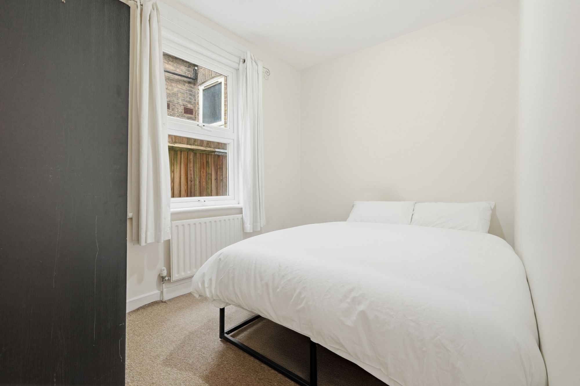 2 bed flat for sale in Leslie Road, Leytonstone, E11 9