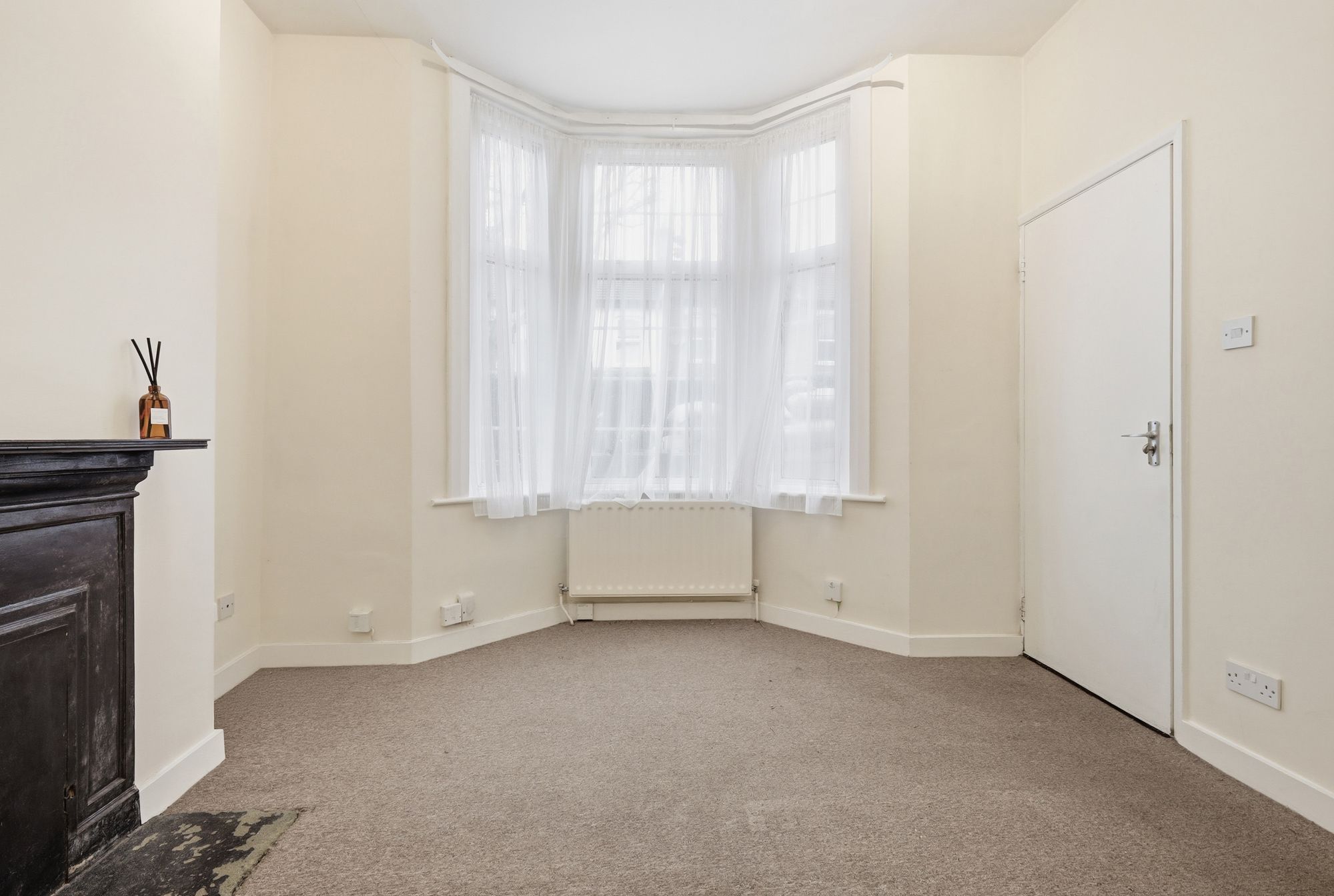 2 bed flat for sale in Leslie Road, Leytonstone, E11 5