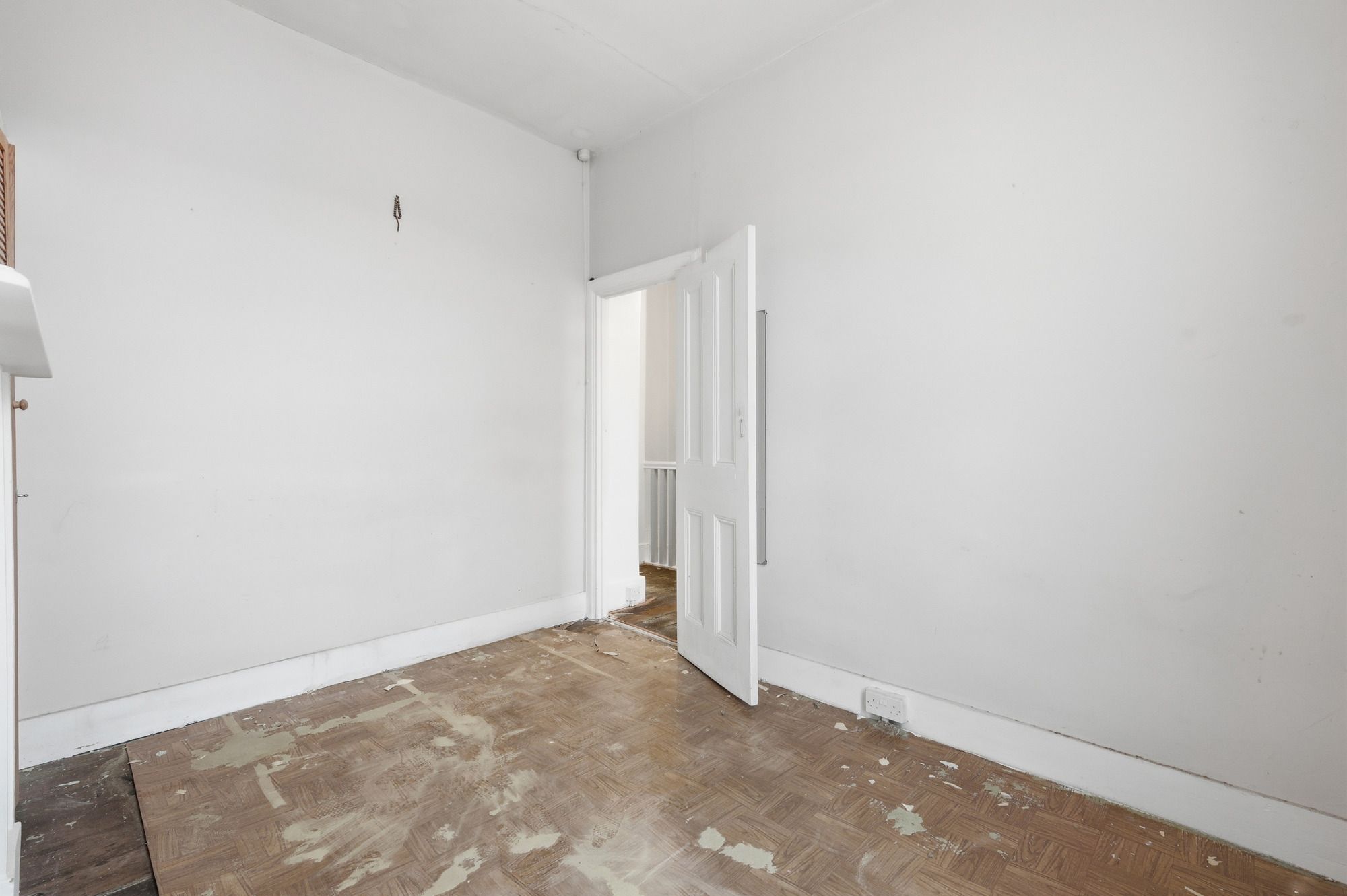 3 bed mid-terraced house for sale in Montpelier Gardens, London, E6  - Property Image 9