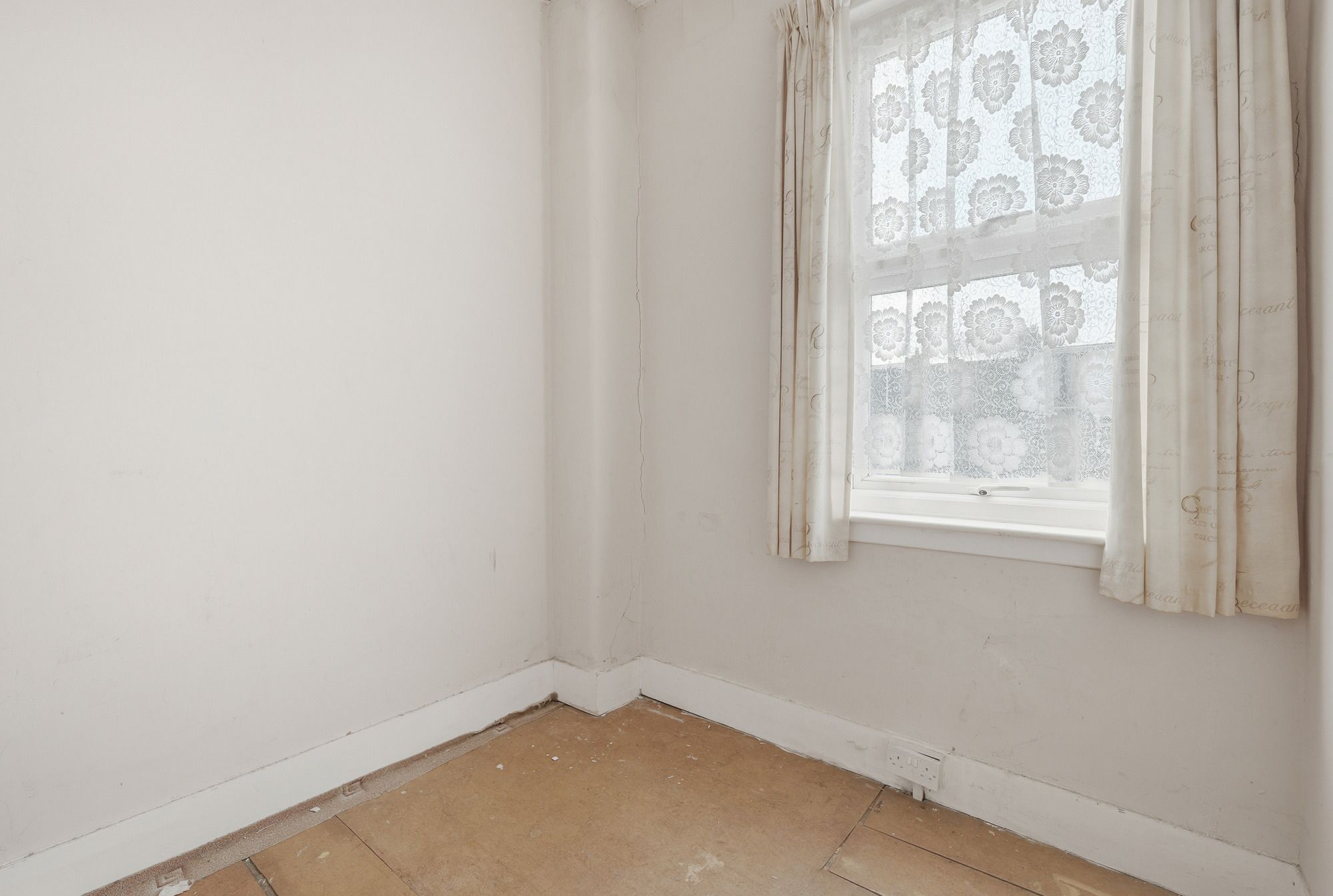 3 bed mid-terraced house for sale in Montpelier Gardens, London, E6  - Property Image 10