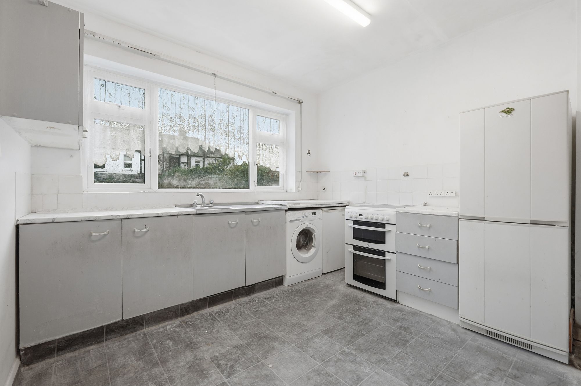 3 bed mid-terraced house for sale in Montpelier Gardens, London, E6  - Property Image 4