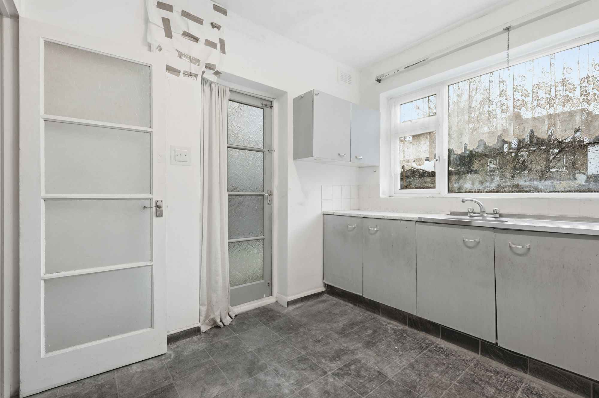3 bed mid-terraced house for sale in Montpelier Gardens, London, E6  - Property Image 5