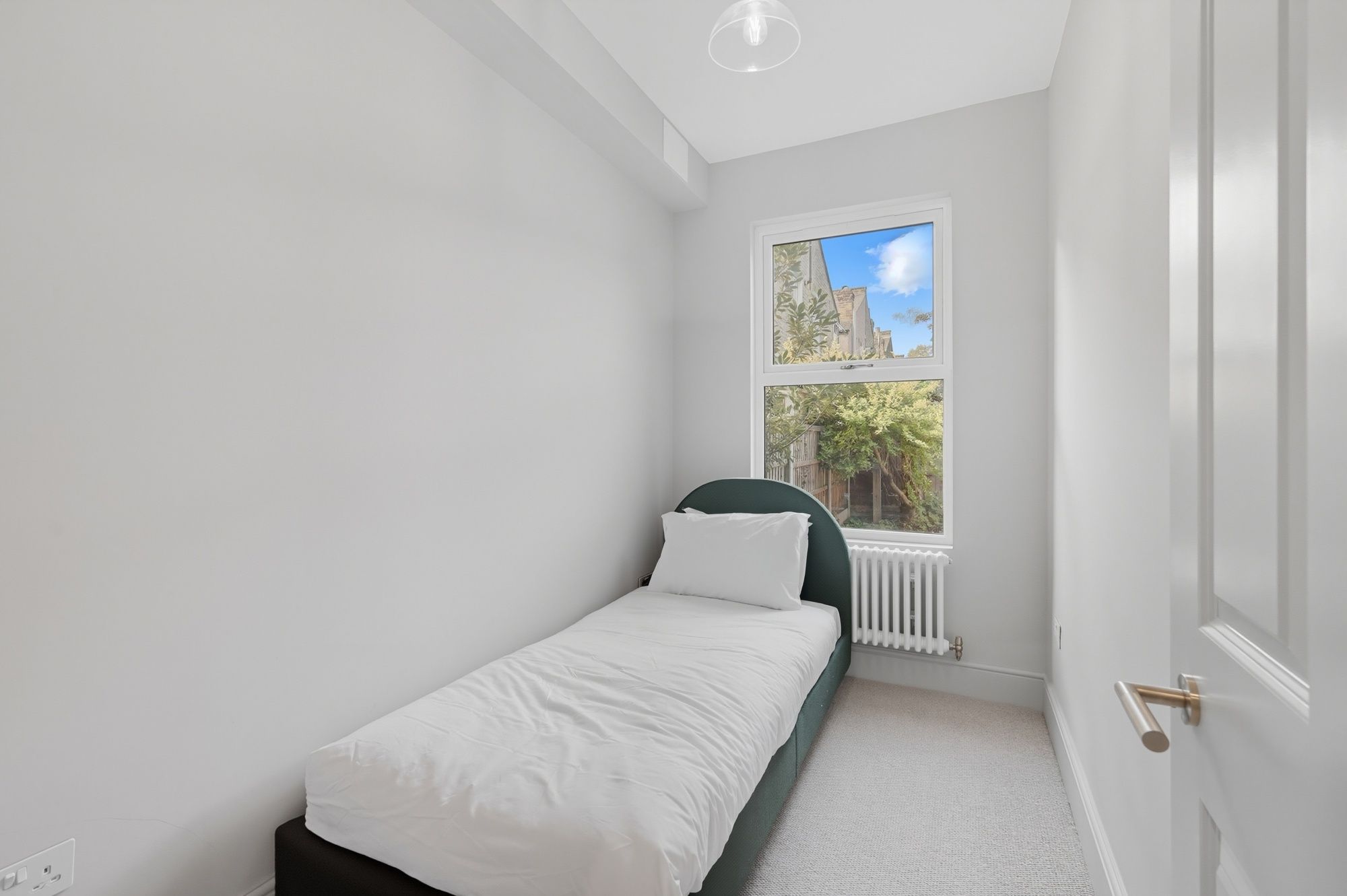 2 bed ground floor flat for sale in Brunswick Road Leyton, E10 20