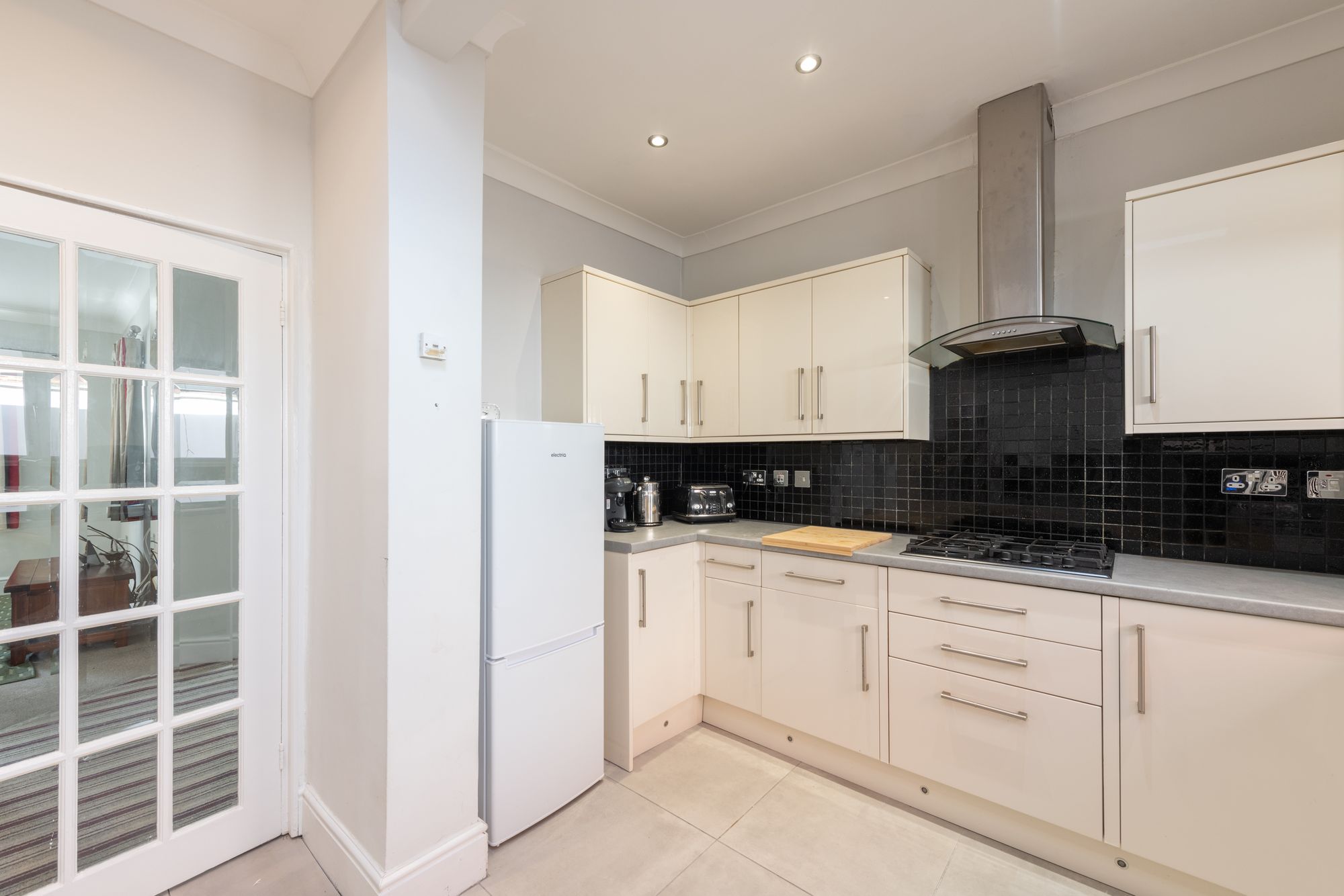 3 bed detached bungalow for sale in Spring Grove Road, Hounslow, TW3  - Property Image 2