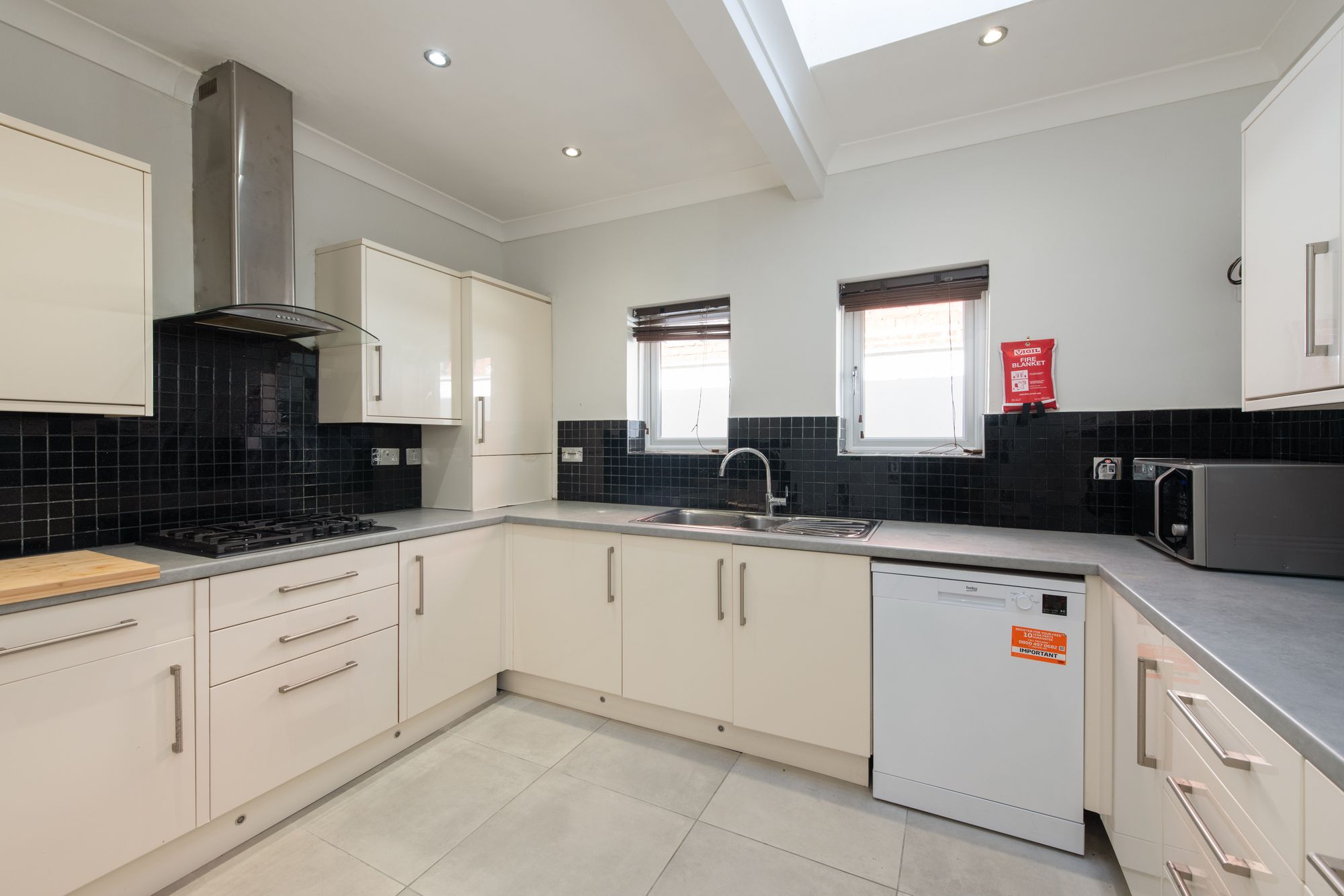 3 bed detached bungalow for sale in Spring Grove Road, Hounslow, TW3  - Property Image 3
