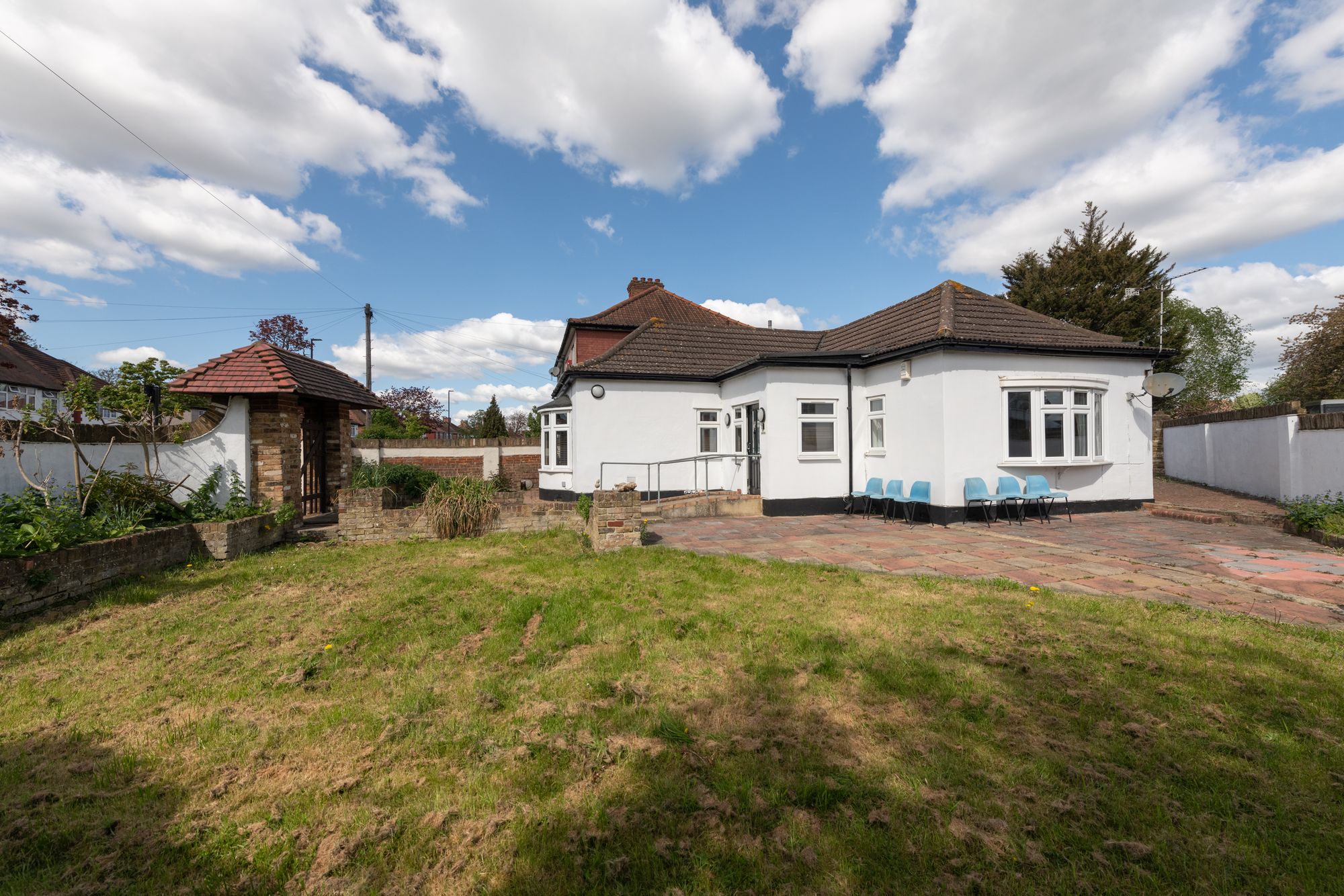 3 bed detached bungalow for sale in Spring Grove Road, Hounslow, TW3  - Property Image 1