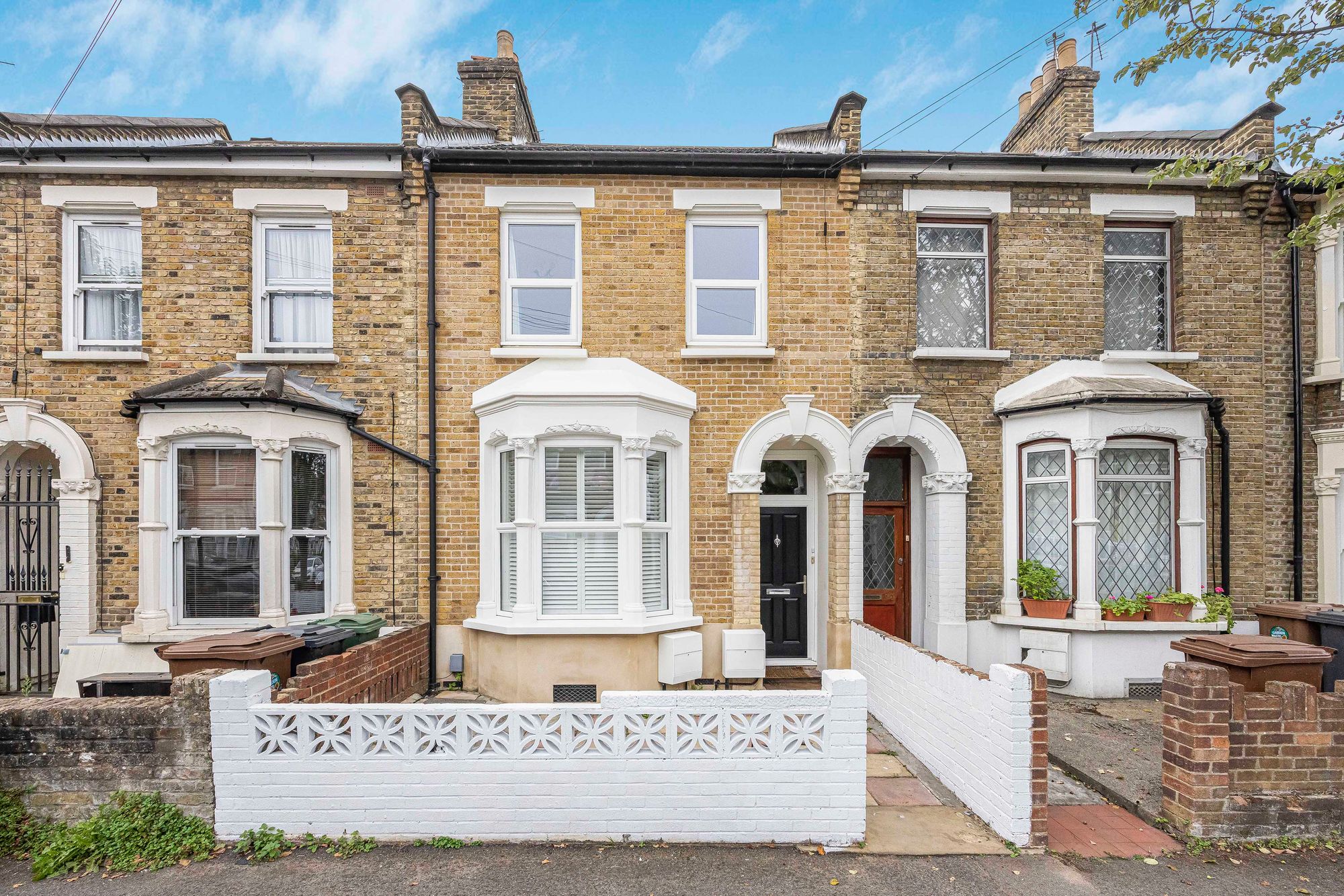 2 bed flat for sale in Leslie Road, Leytonstone, E11