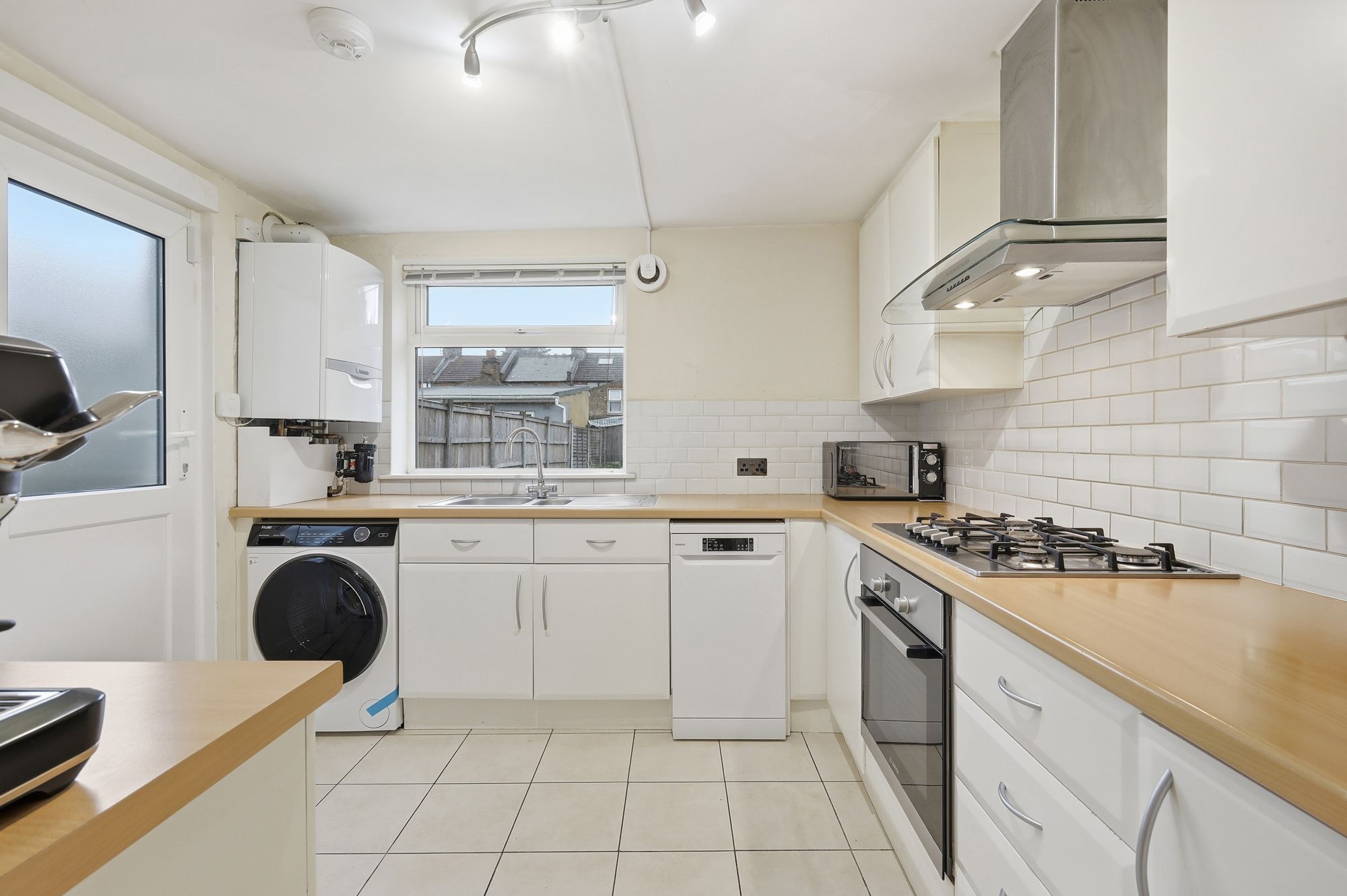 2 bed mid-terraced house for sale in Fourth Avenue, London, E12  - Property Image 4