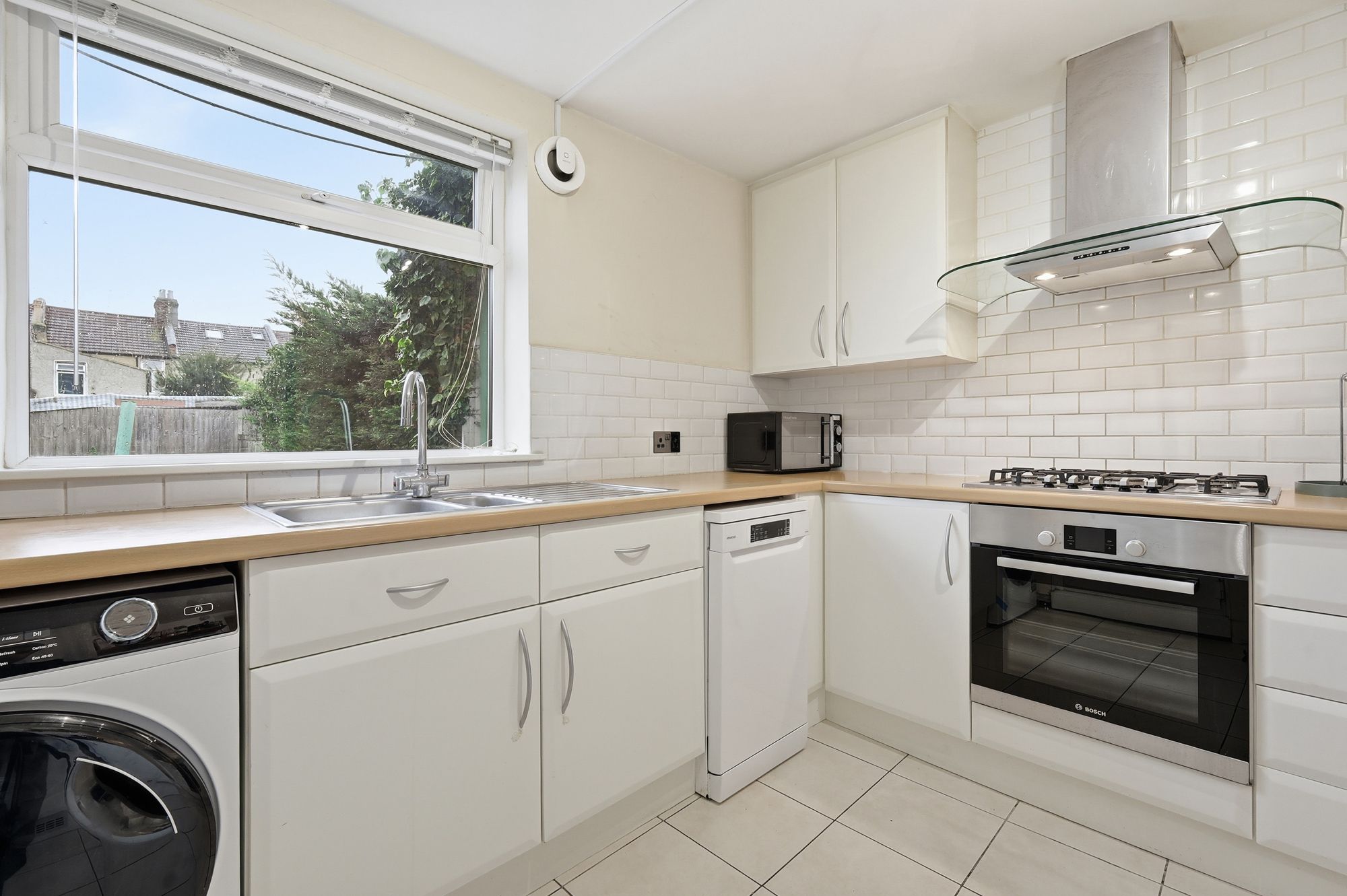 2 bed mid-terraced house for sale in Fourth Avenue, London, E12  - Property Image 5