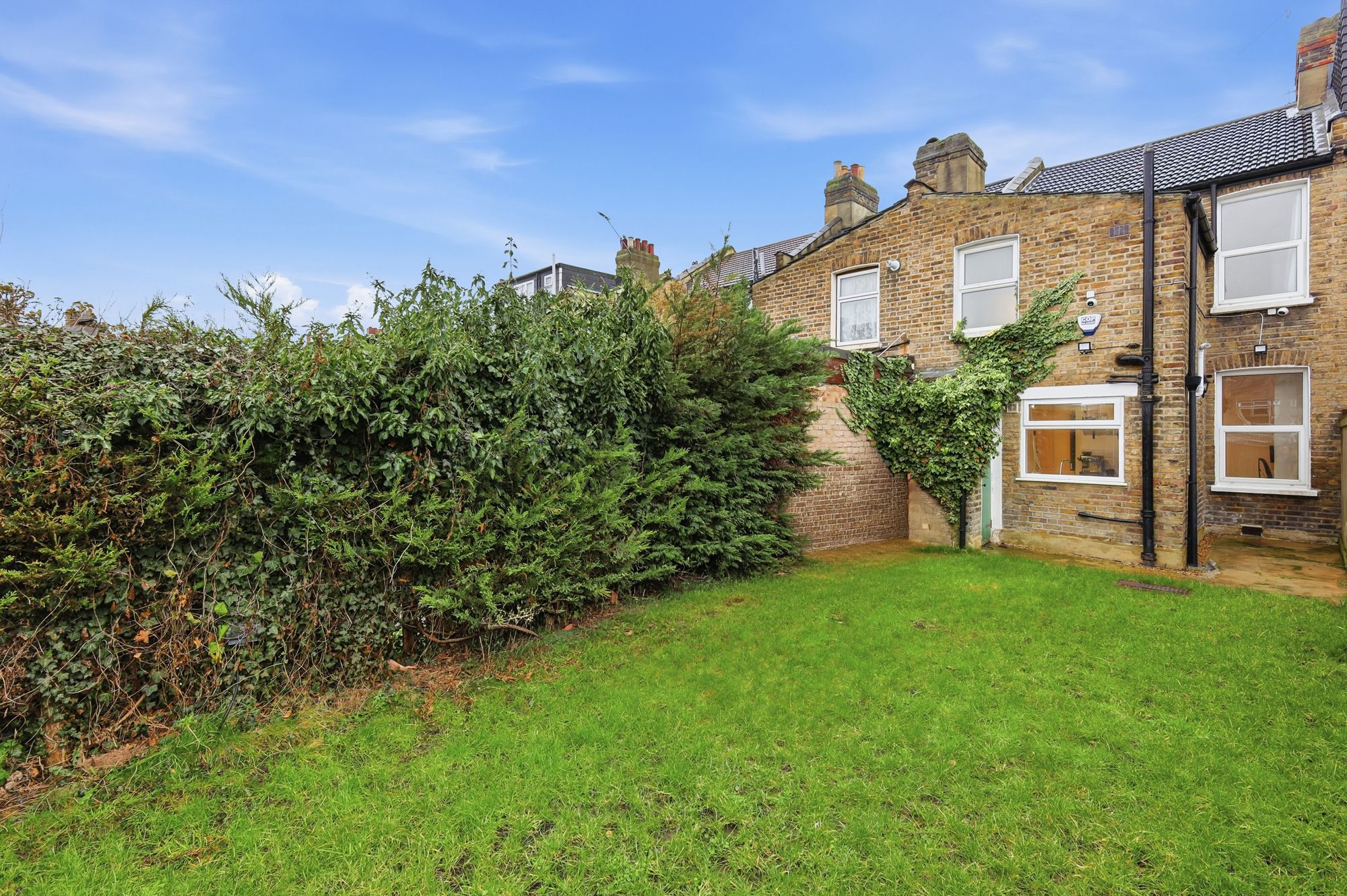 2 bed mid-terraced house for sale in Fourth Avenue, London, E12  - Property Image 26