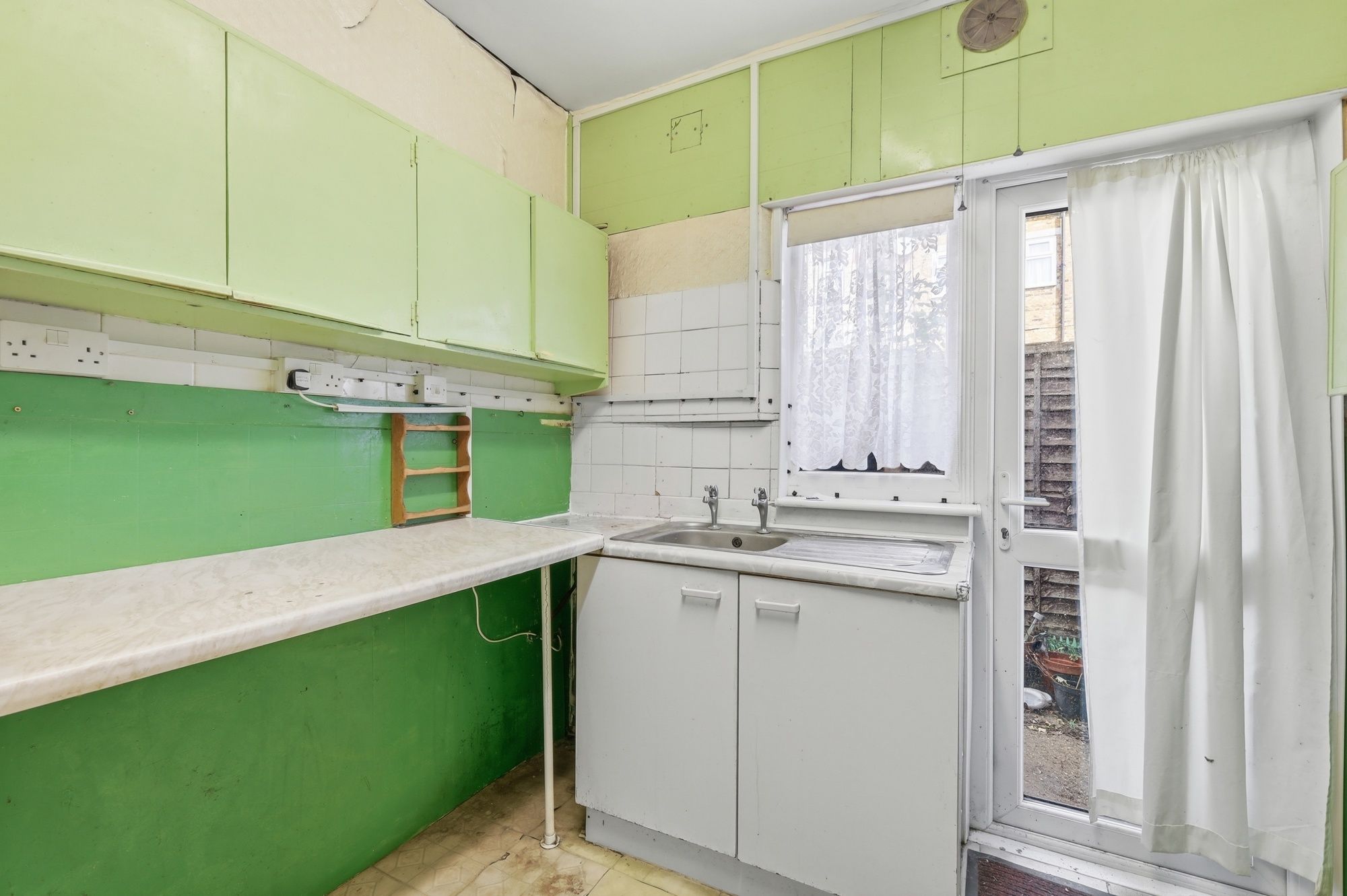 2 bed end of terrace house for sale in Gainsborough Avenue, London, E12  - Property Image 7