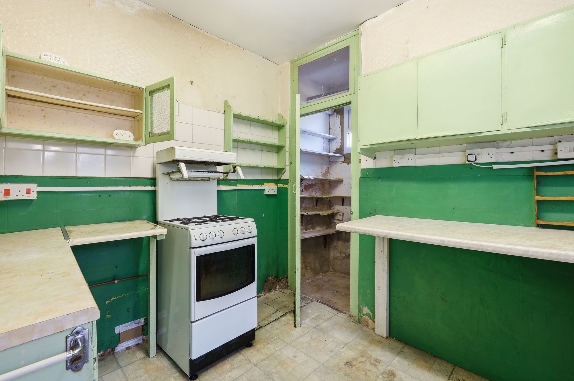 2 bed end of terrace house for sale in Gainsborough Avenue, London, E12  - Property Image 8