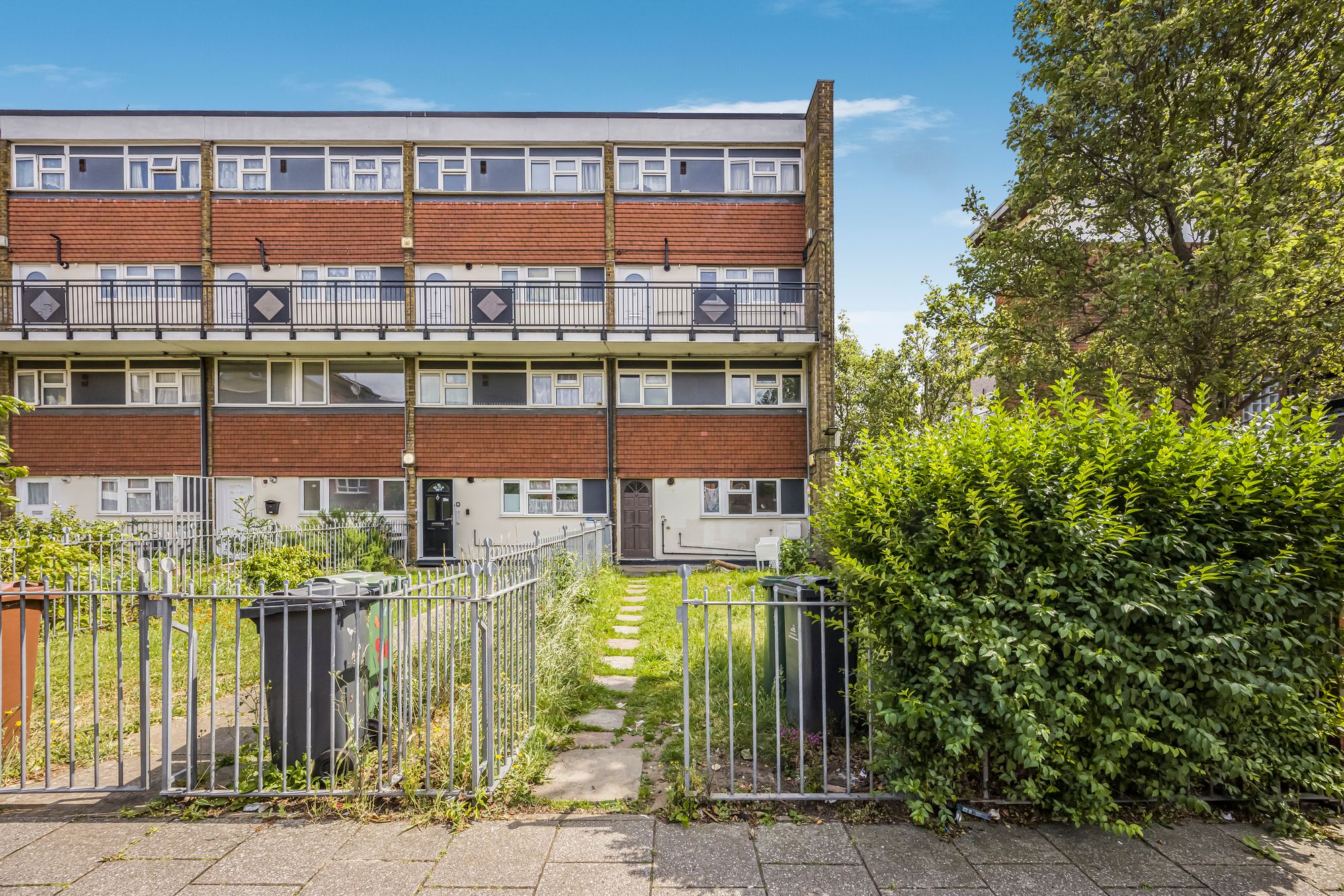 3 bed flat for sale in Kings Close, Russell Court, E10