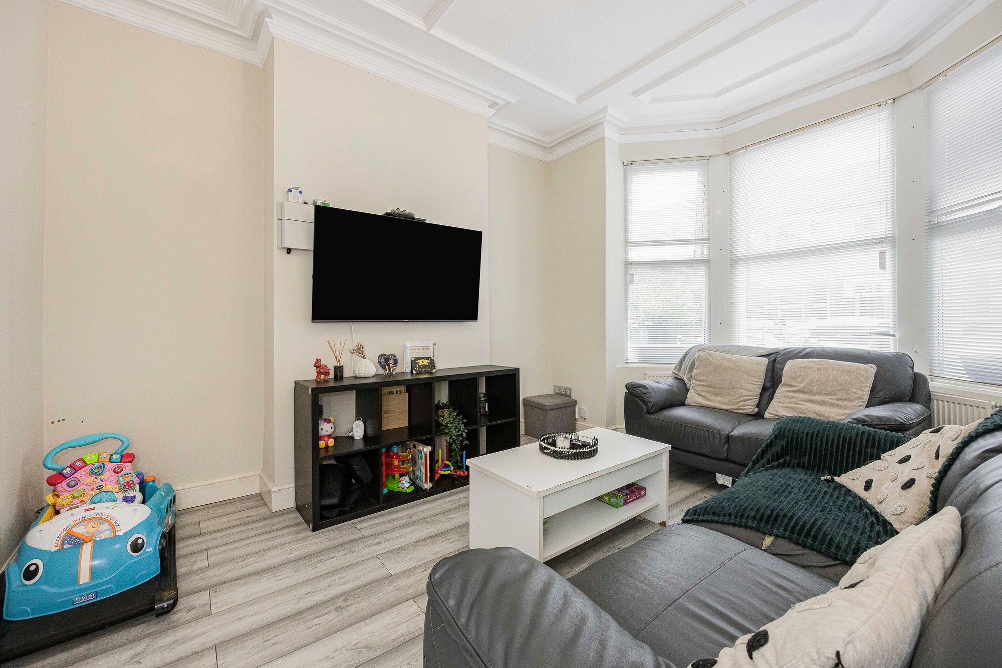 2 bed flat for sale in Abbotts Park Road, Leyton, E10  - Property Image 1