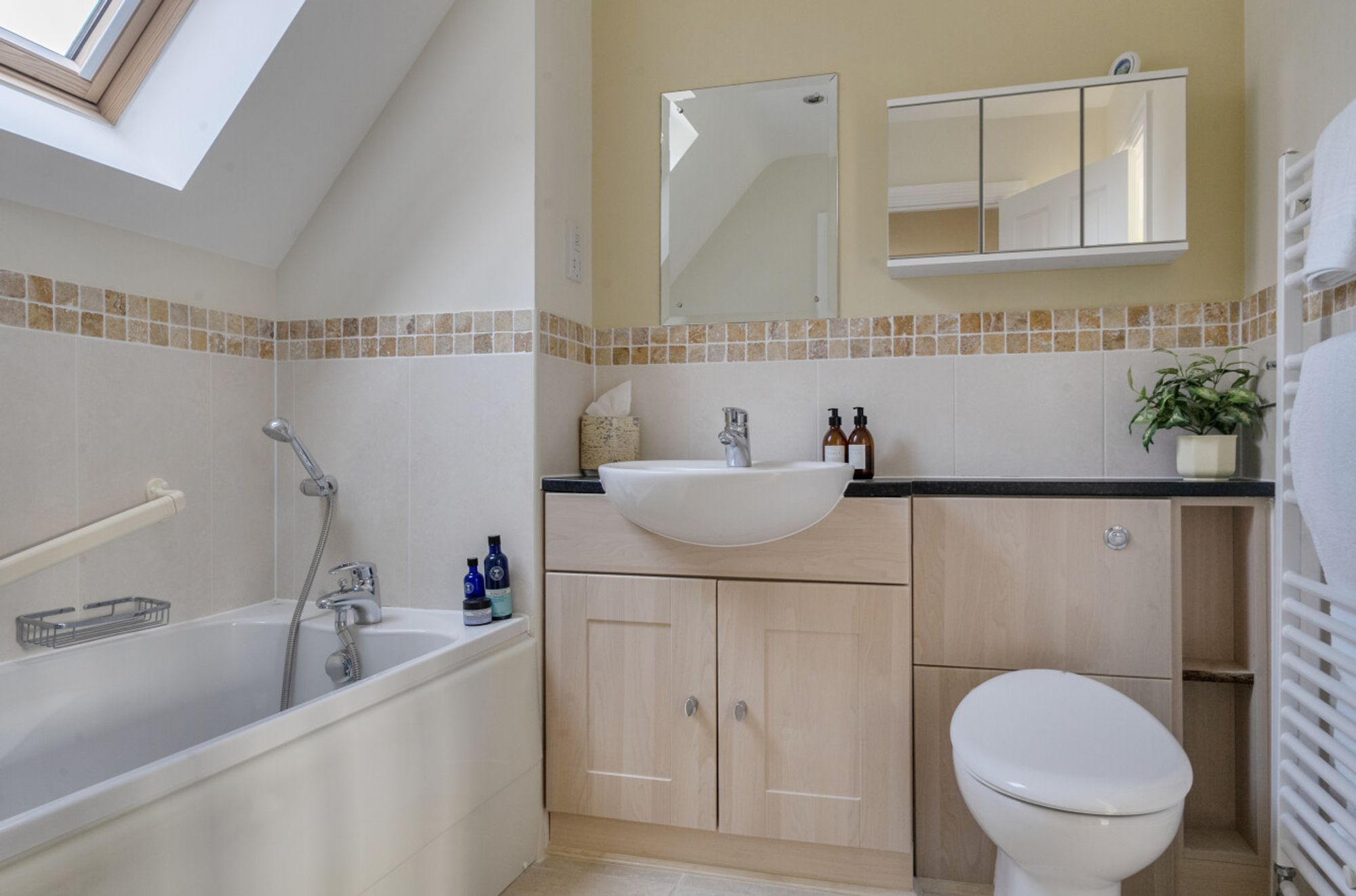 2 bed mid-terraced house for sale in Florence Court, Wilton, SP2  - Property Image 25