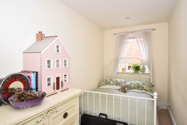 2 bed terraced house to rent in West Street 14