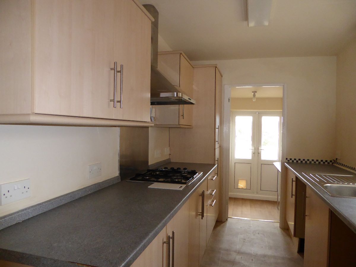 2 bed terraced house to rent in Devizes Road 5
