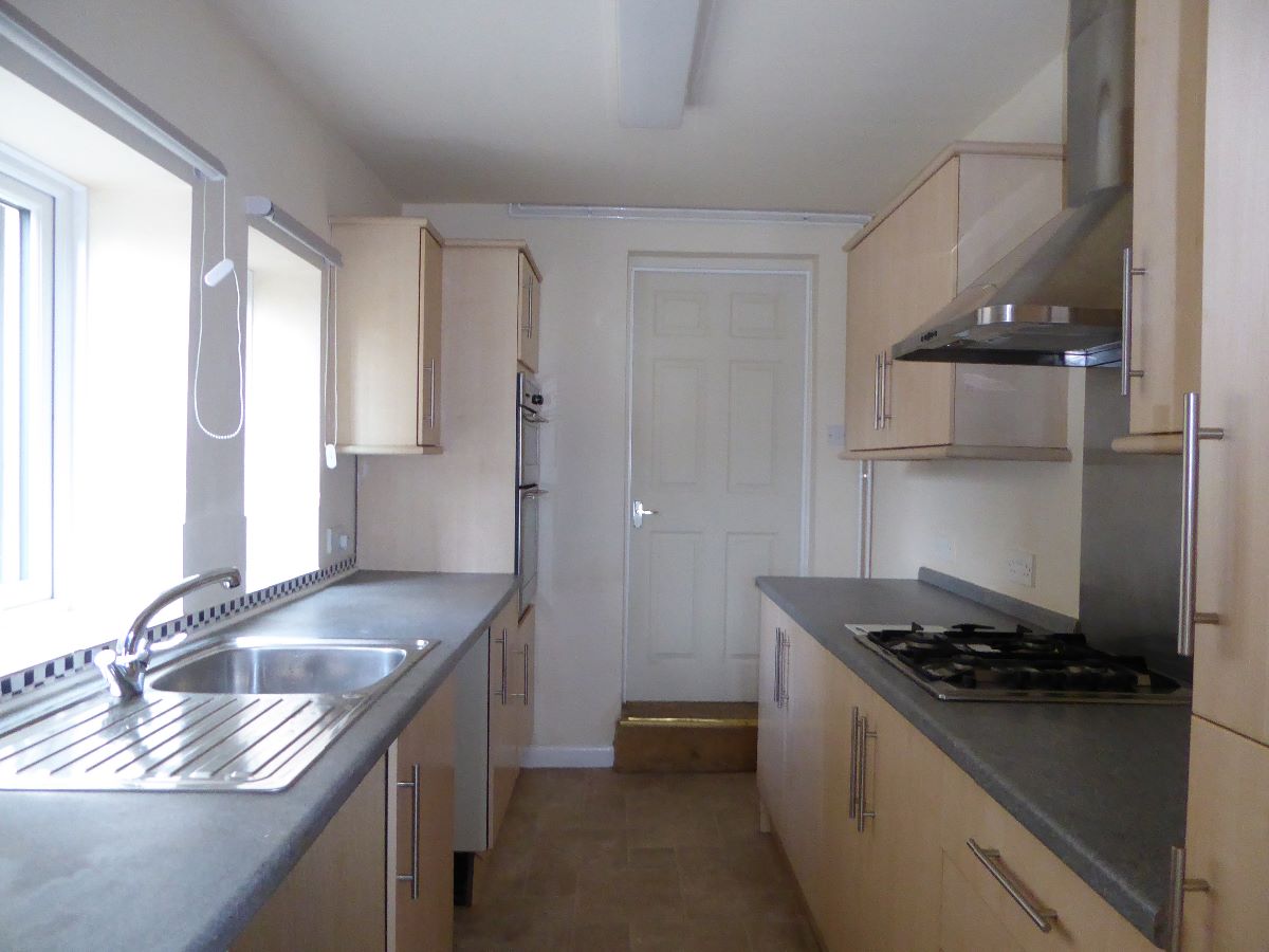2 bed terraced house to rent in Devizes Road 4