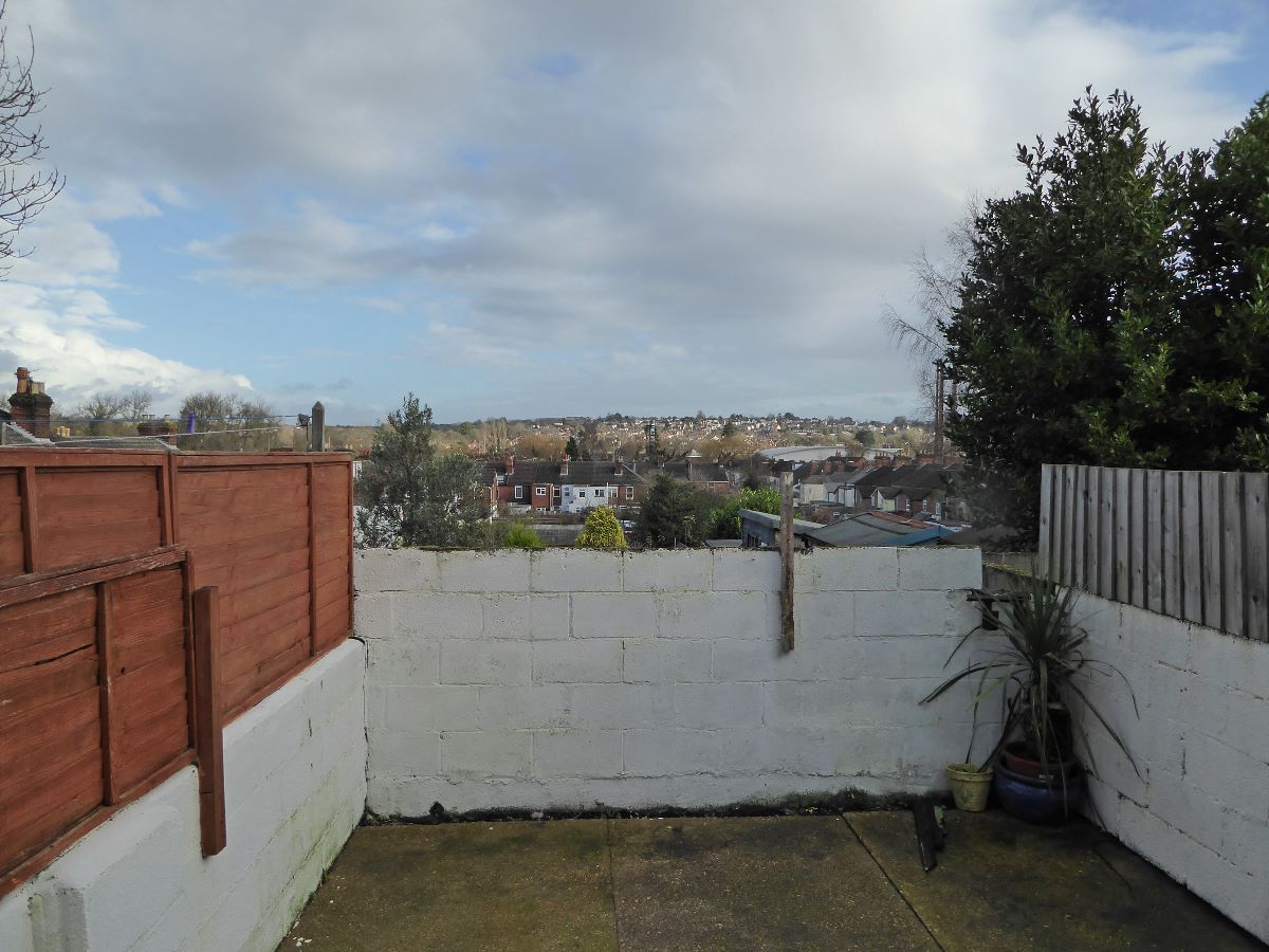 2 bed terraced house to rent in Devizes Road 10