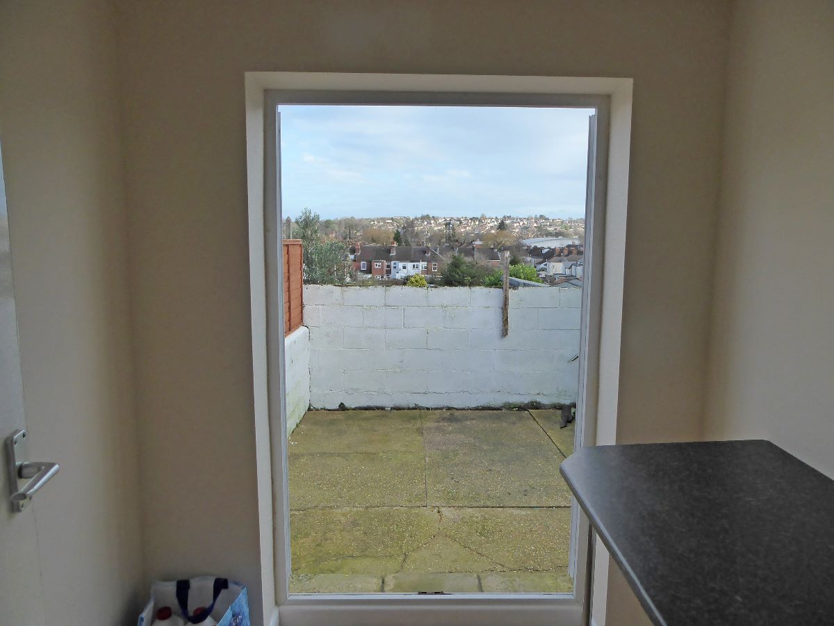 2 bed terraced house to rent in Devizes Road 11