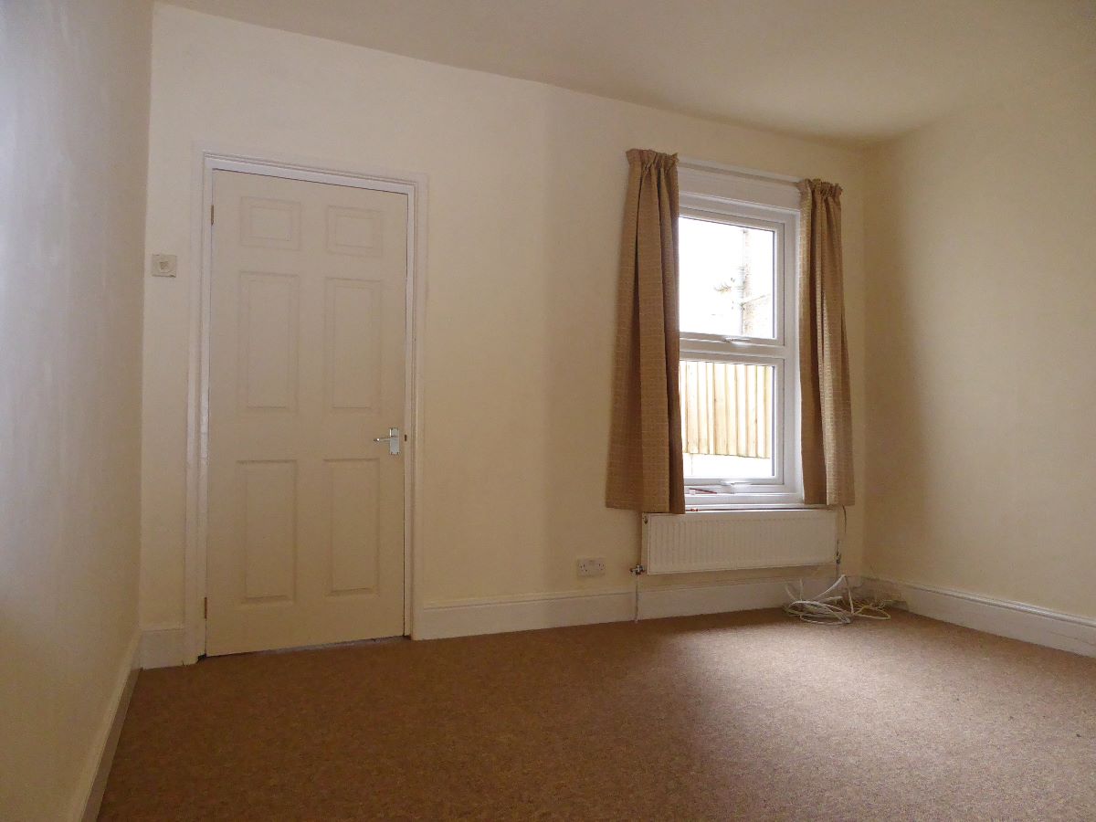 2 bed terraced house to rent in Devizes Road 3