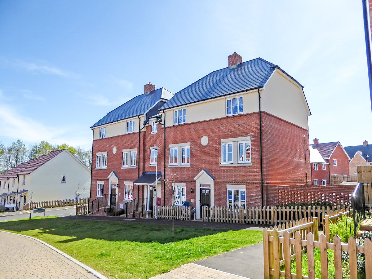 2 bed flat to rent in Flint Way, Cathedral Gate