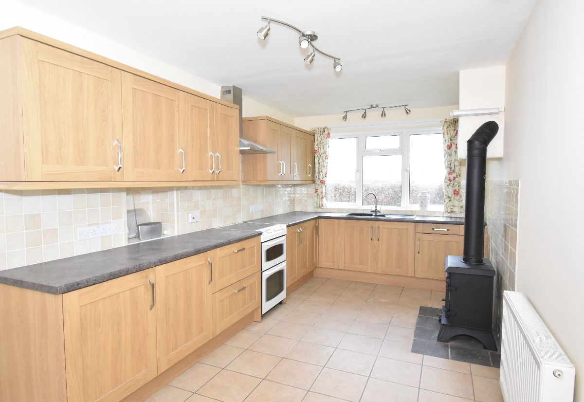 3 bed detached house to rent in Cranway, Rockbourne 2