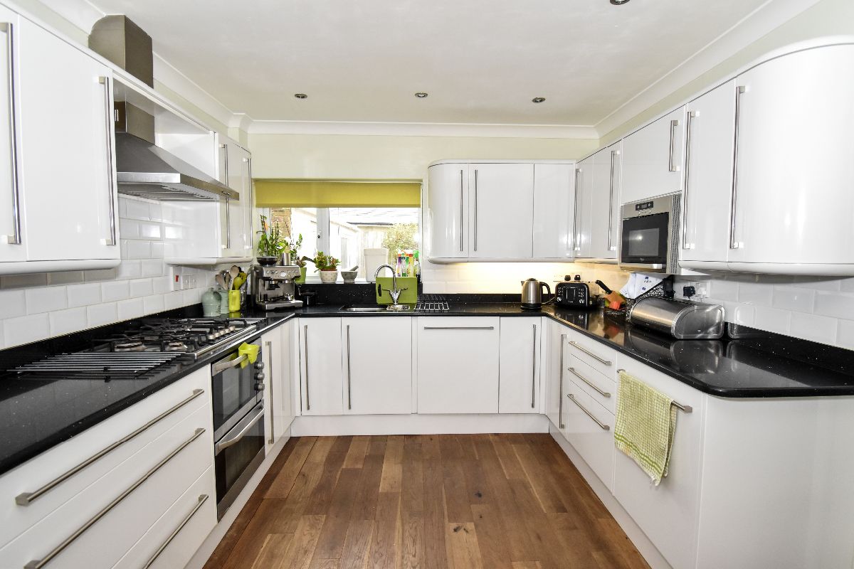 3 bed detached house to rent in Potters Way, Laverstock 1