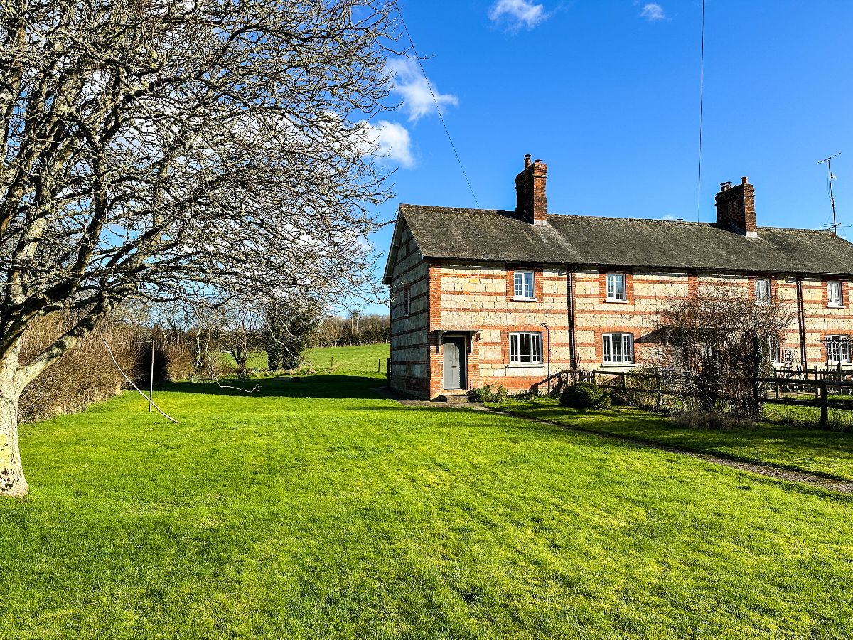 3 bed cottage to rent in Mooray Cottages, Chilmark - Property Image 1