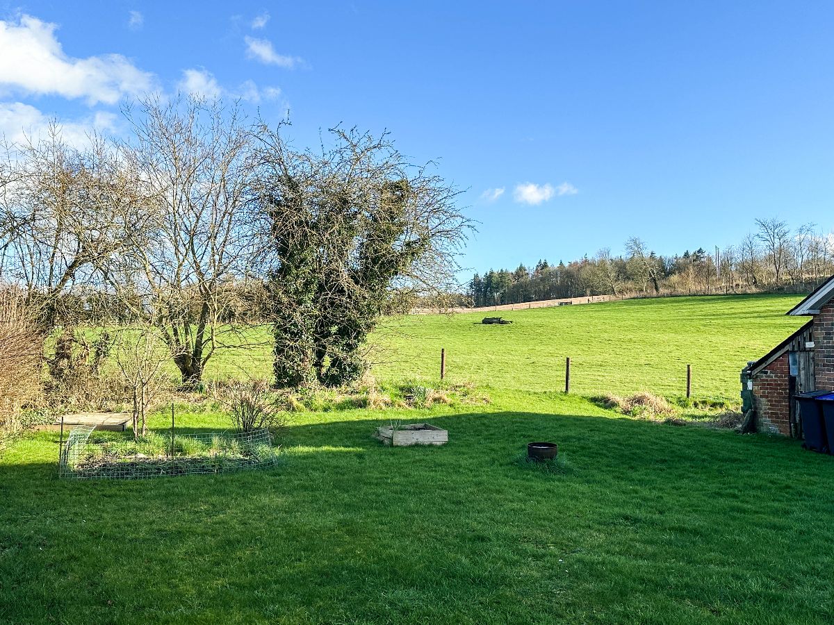 3 bed cottage to rent in Mooray Cottages, Chilmark 12