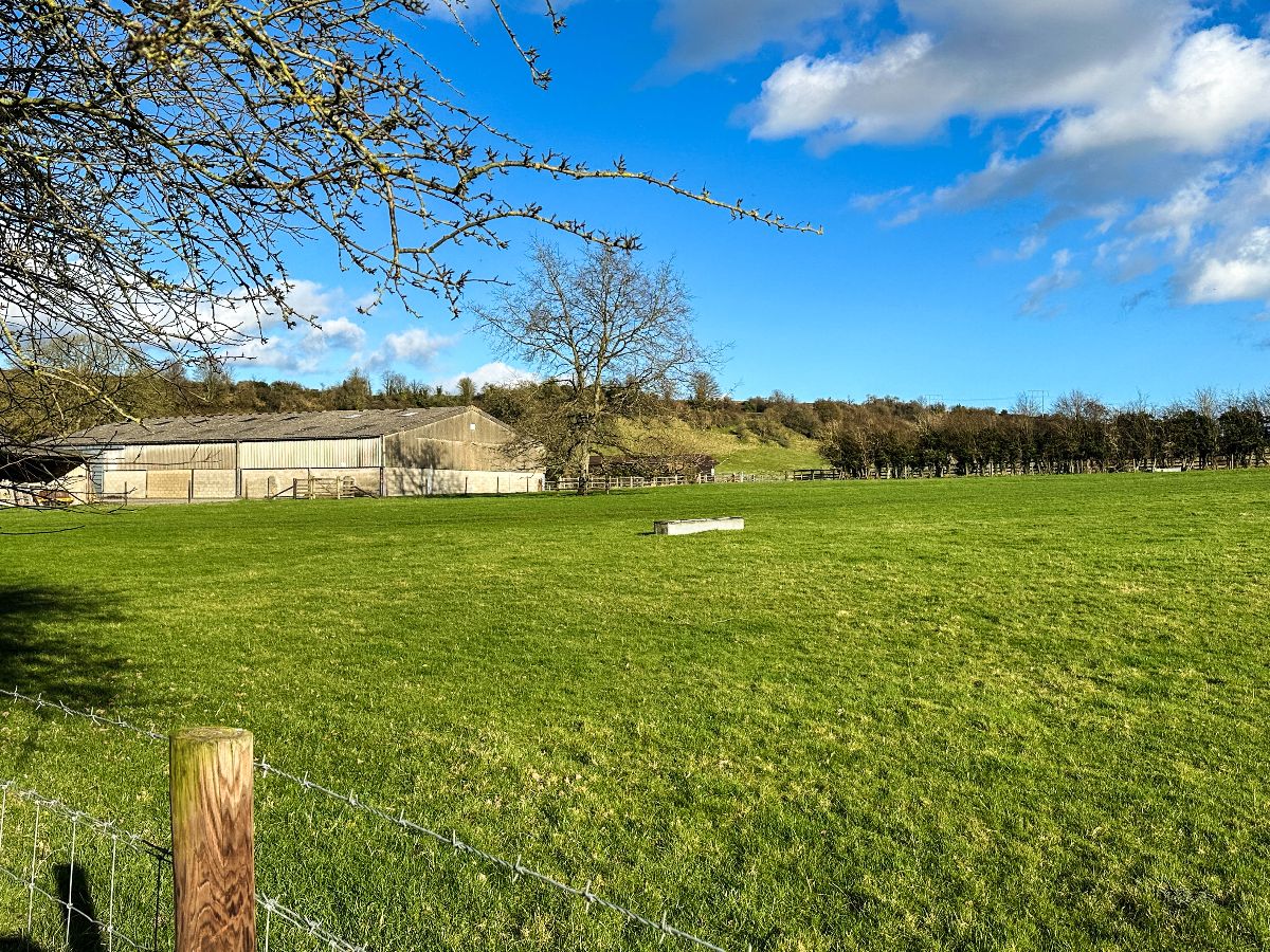 3 bed cottage to rent in Mooray Cottages, Chilmark 15