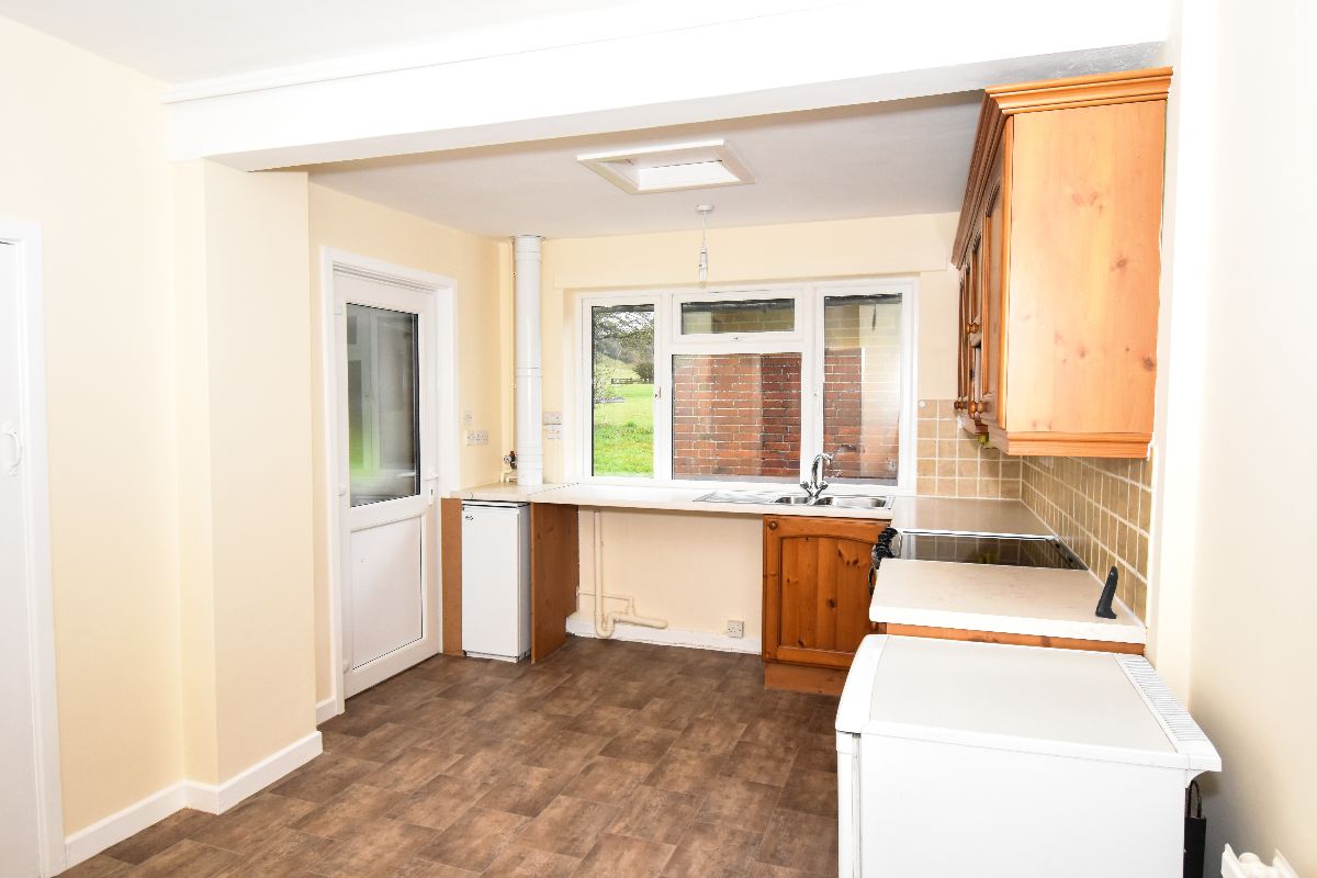 3 bed cottage to rent in Mooray Cottages, Chilmark  - Property Image 4