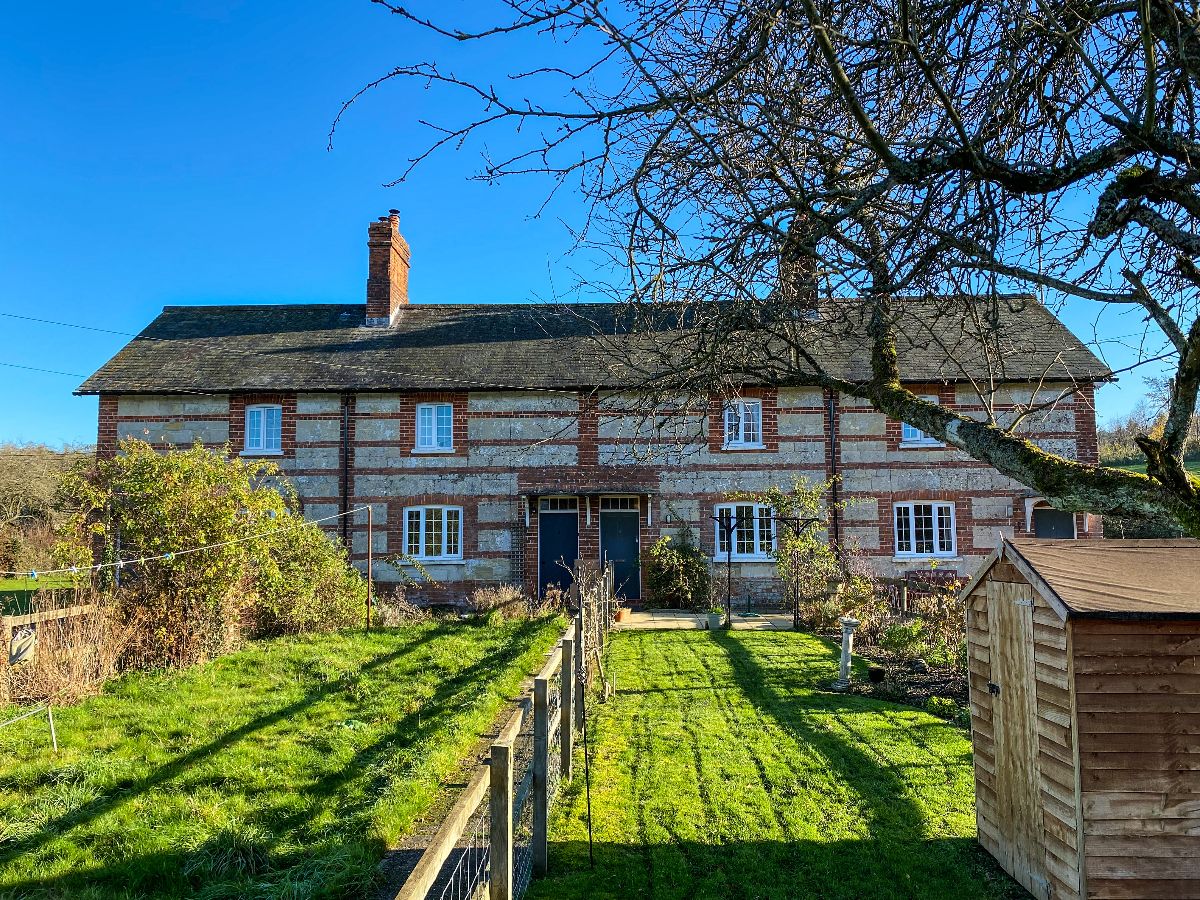 3 bed cottage to rent in Mooray Cottages, Chilmark  - Property Image 1