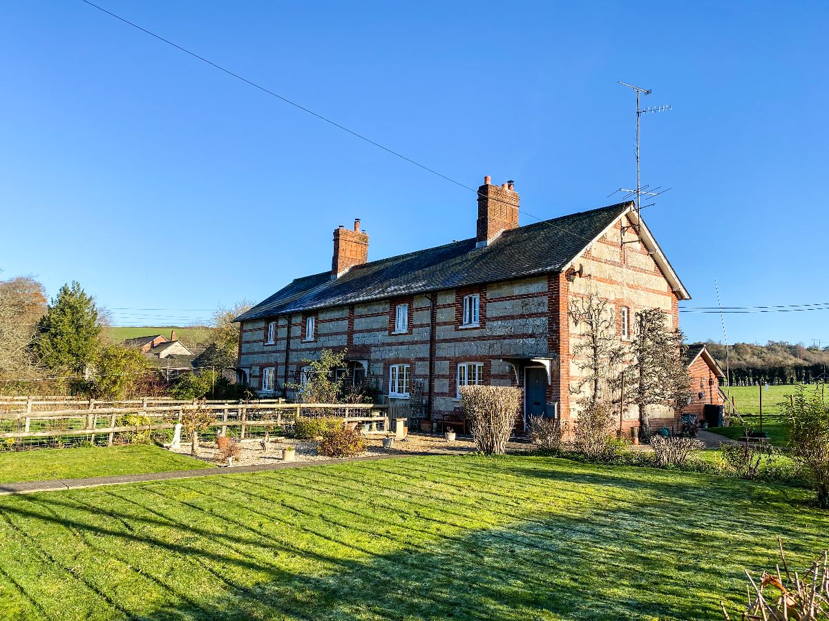 3 bed cottage to rent in Mooray Cottages, Chilmark - Property Image 1