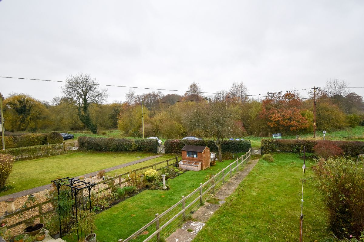 3 bed cottage to rent in Mooray Cottages, Chilmark 11